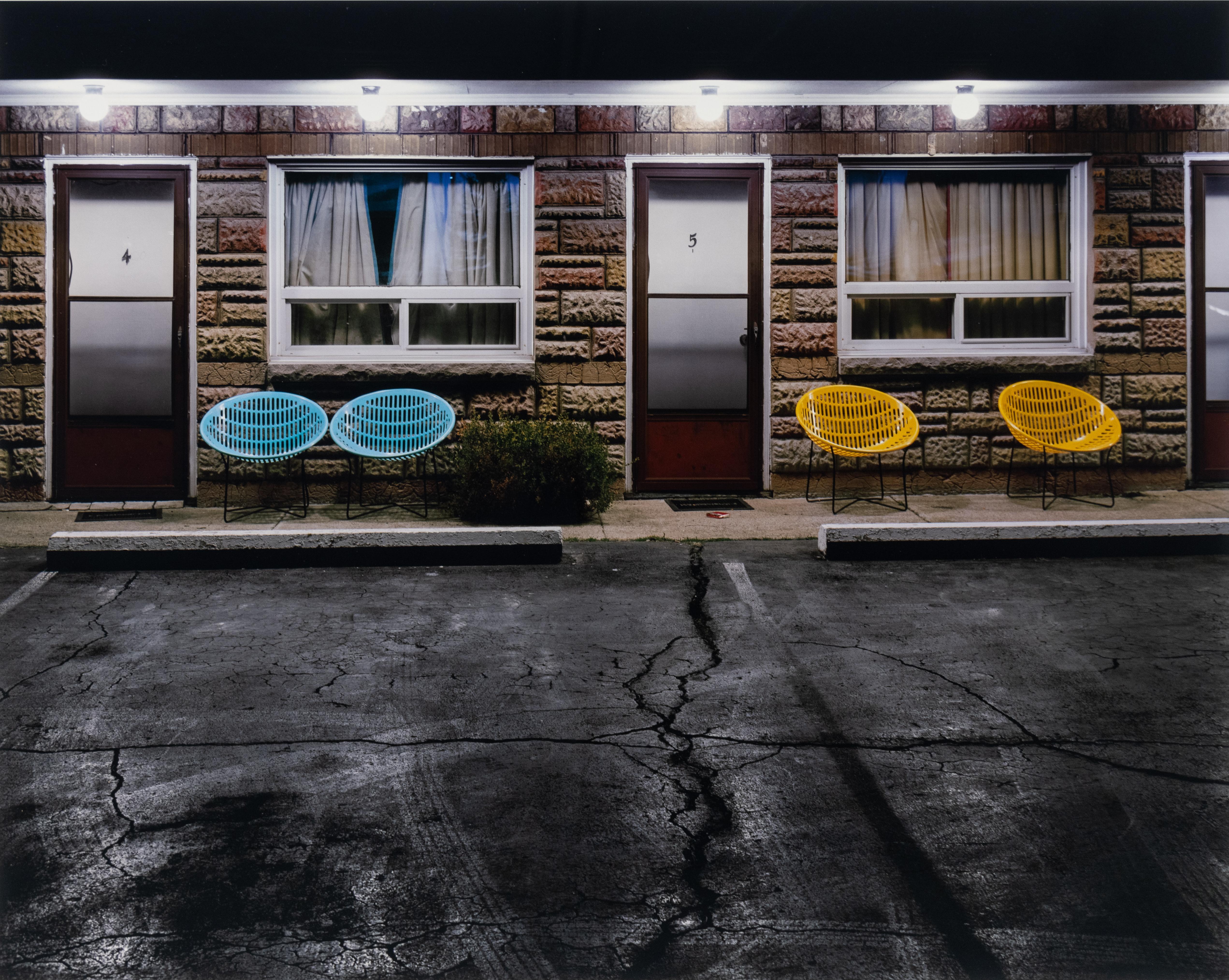 Questa è una fotografia a colori di Alec Soth che ritrae l'ingresso di un motel con sedie colorate davanti.

Il Seneca, 2004

Firmato, intitolato, datato e numerato sul supporto, verso

Stampa cromogenica (Edizione di 7)

40 x 48 pollici,
