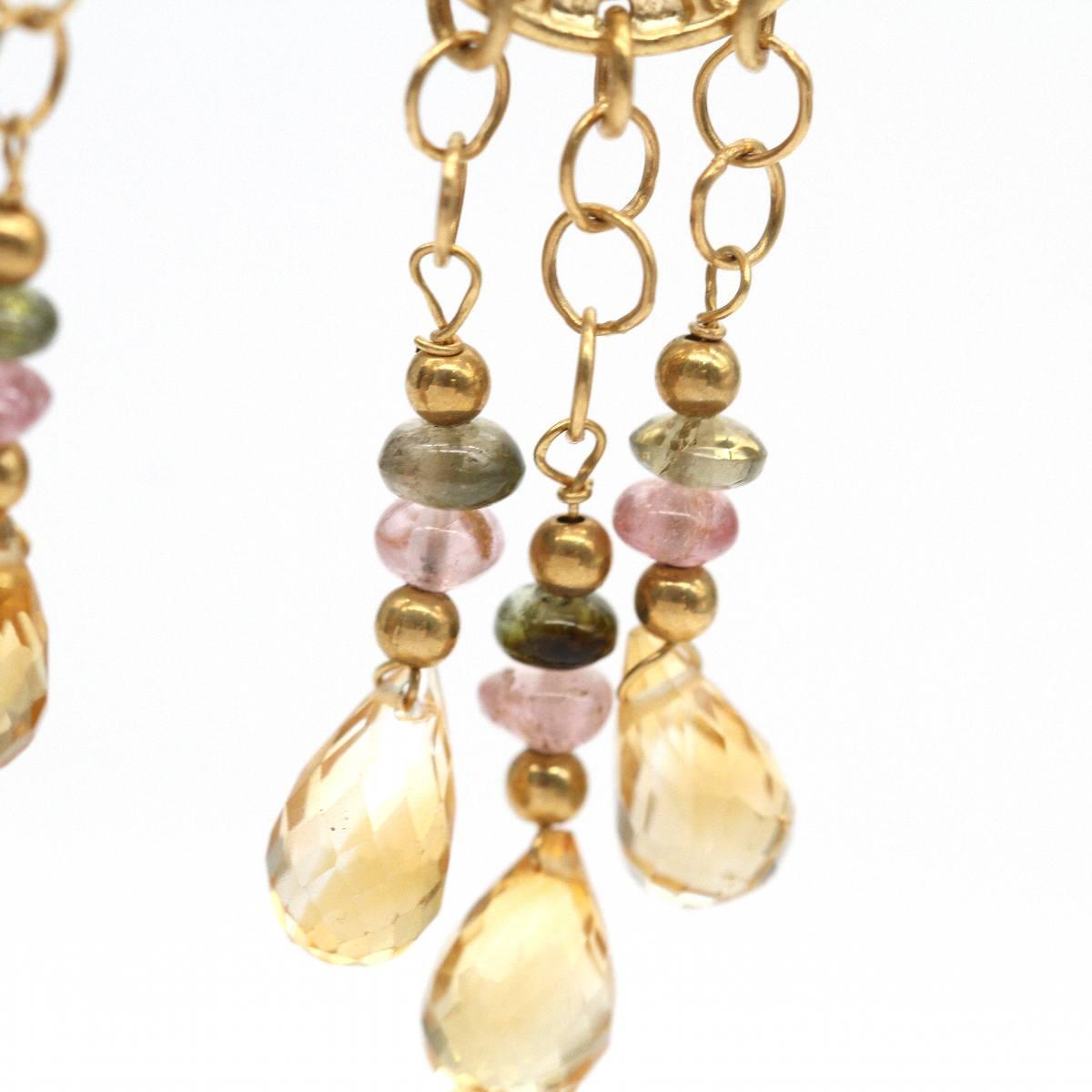 Orecchini da donna  2x Citrini e tormaline  oro giallo 18 carati  5.90 grammi  Misure: 4,5 cm di lunghezza e 1,4 cm di larghezza  Chiusura a molla  Articolo nuovo di zecca, in esclusiva sul nostro sito web  Rif.: D364743CH

Questi eleganti orecchini