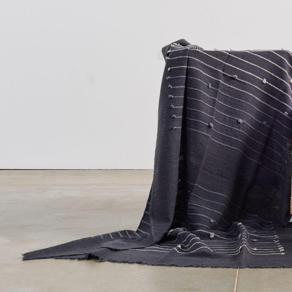 Moderne  Alei Foulard / couverture artisanal noir anthracite à motif de rayures  en vente