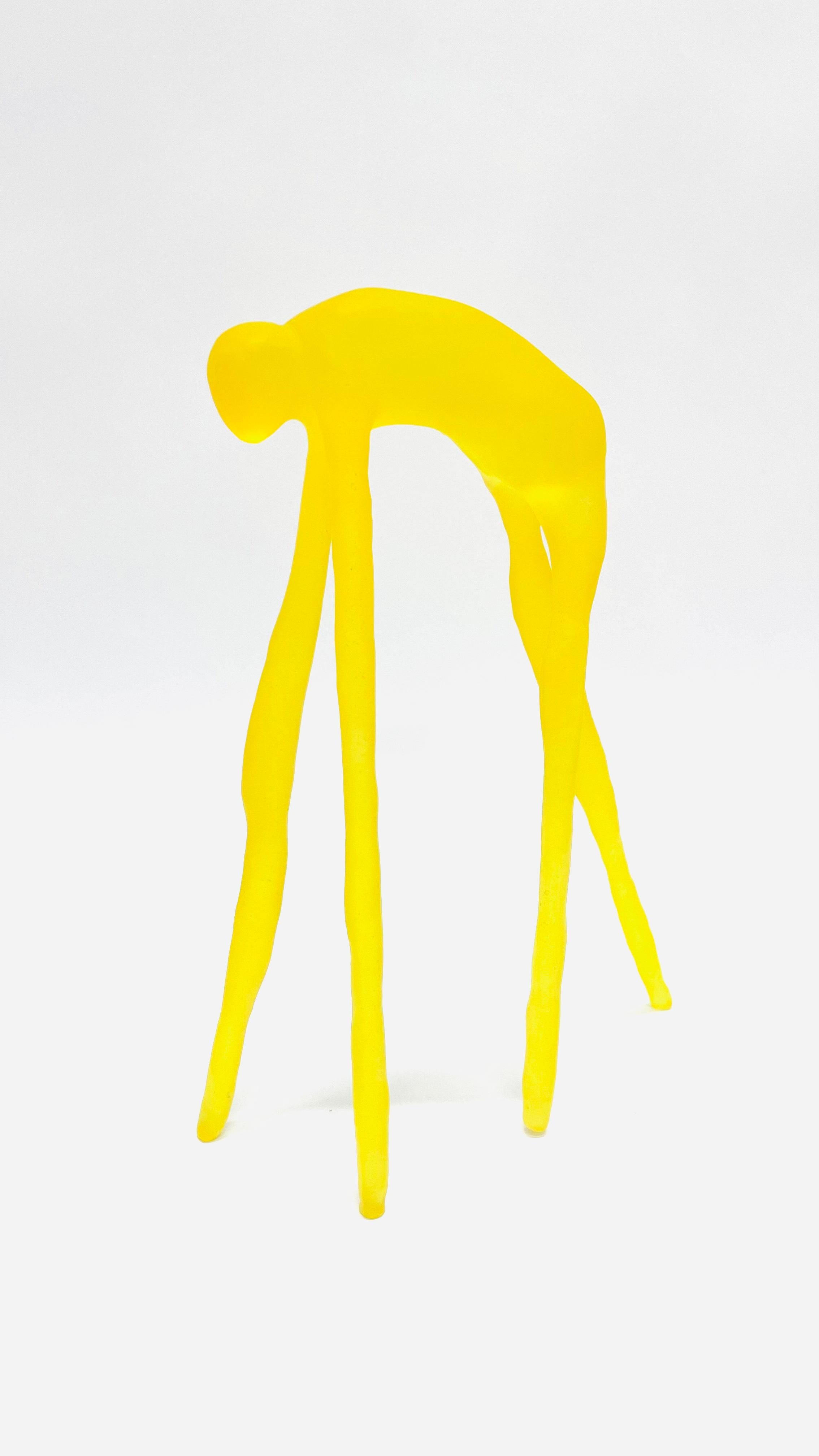 Figurative Sculpture Alejandra España  - "Ser ahí" - sculpture figurative, résine translucide, jaune, forme surréaliste.
