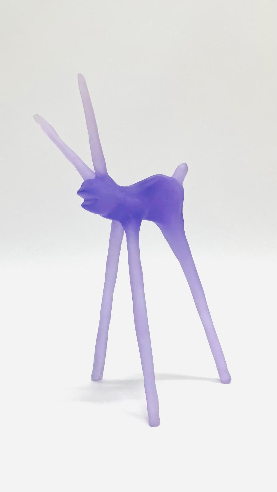 Figurative Tierskulptur „Tururu“ aus transluzentem Harz, lila