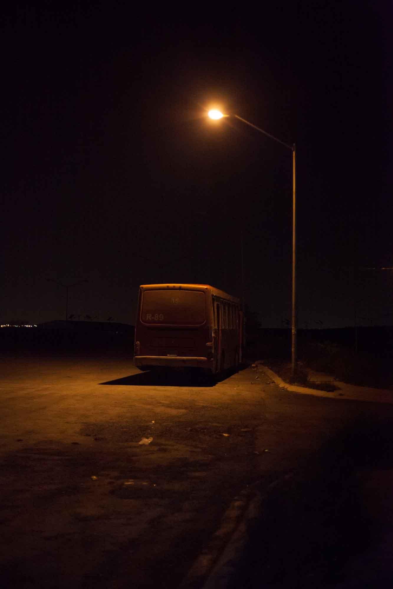 Alejandro Cartagena Color Photograph – Ohne Titel #1 (Südamerikanischer Bus)