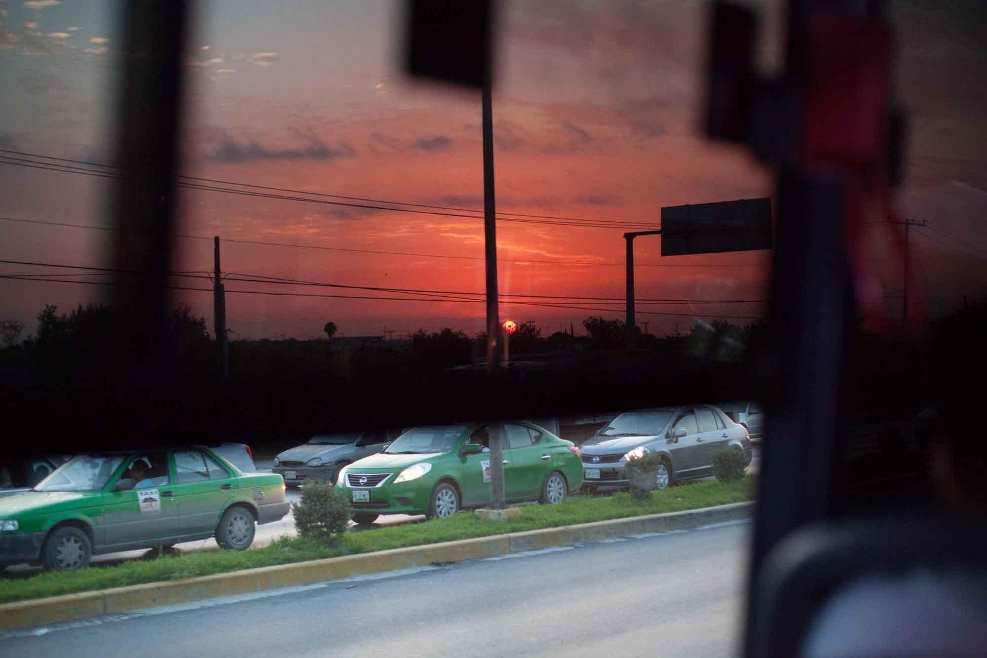 Alejandro Cartagena Color Photograph – Ohne Titel #12 (Suburban Bus)