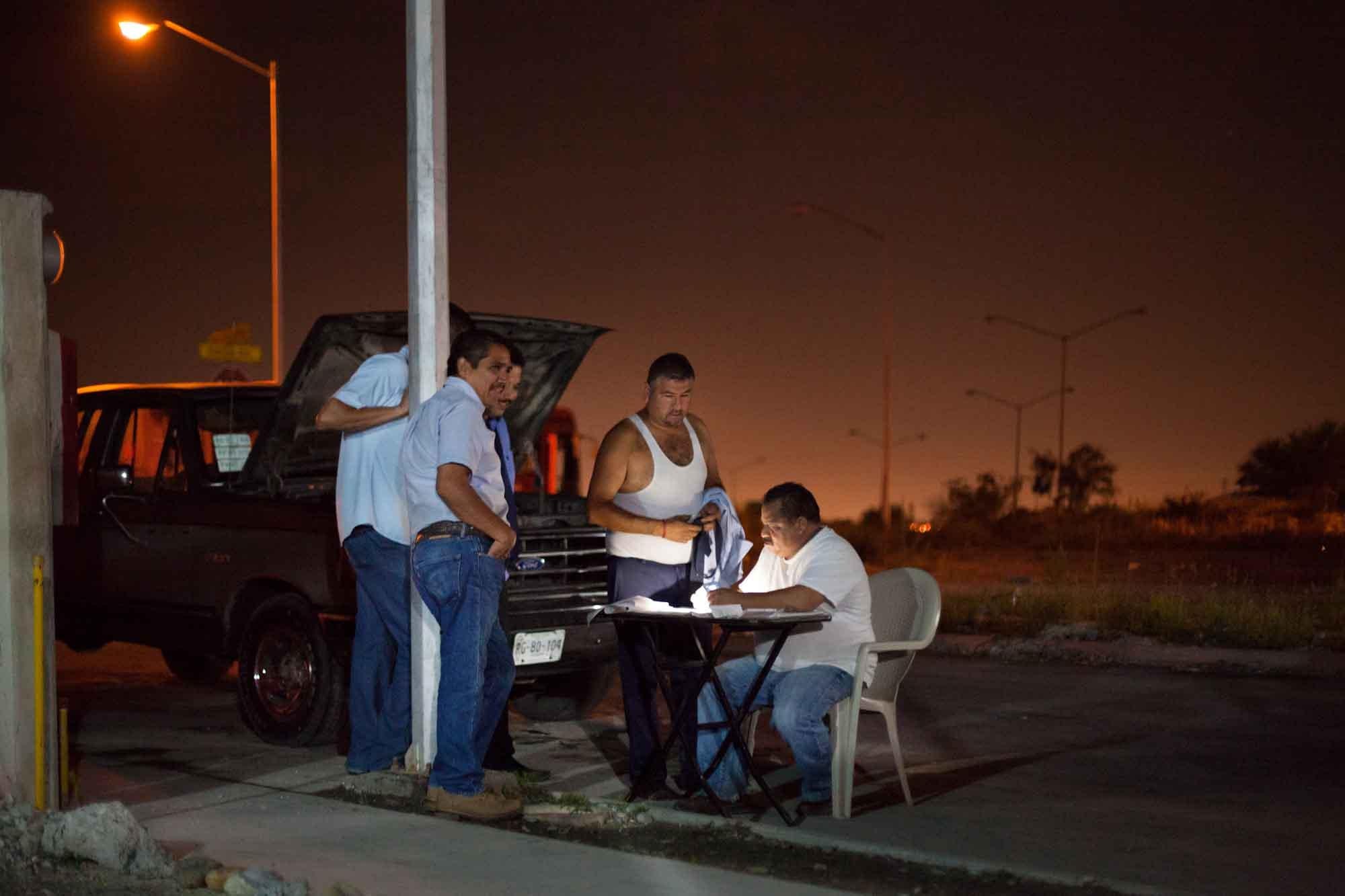 Alejandro Cartagena Color Photograph – Ohne Titel #2 (Suburban Bus)