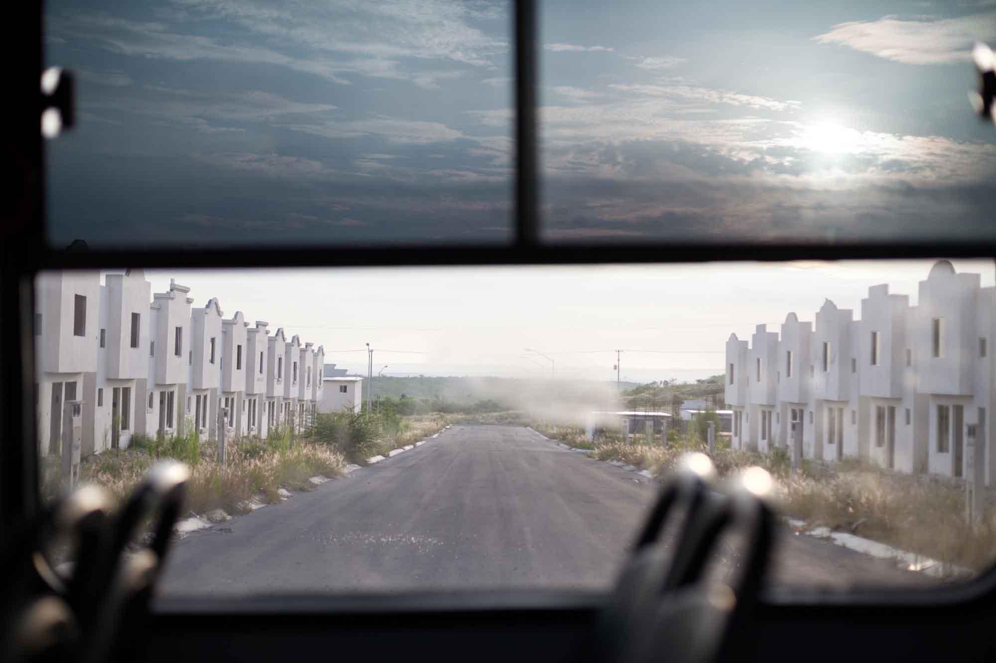 Alejandro Cartagena Color Photograph – Ohne Titel #49 (Suburban Bus)