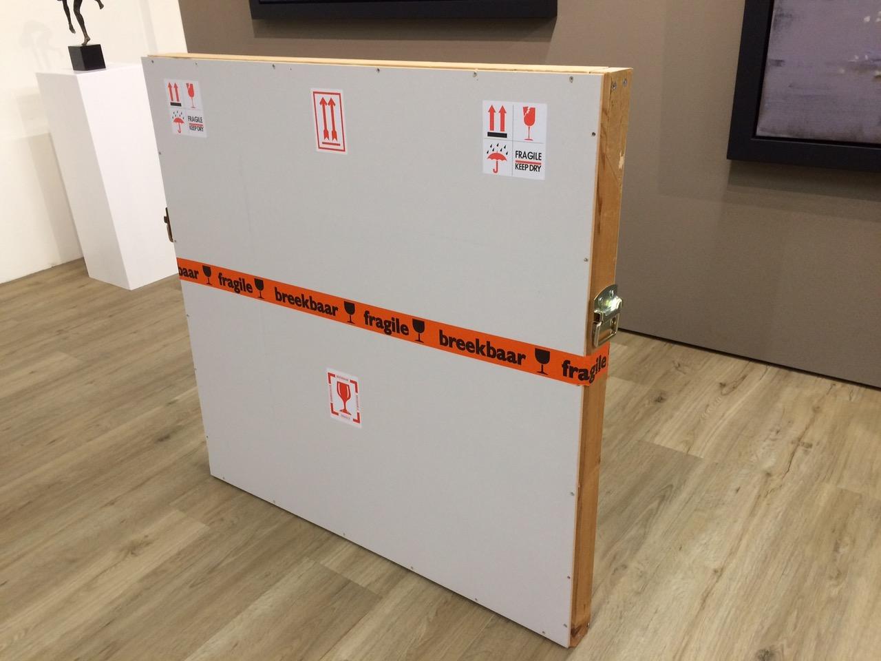 Alejandro Casanova
Giocare in giro
100 x 100 cm
olio su tela

L'artista spagnolo Alejandro Casanova vive e lavora a Tenerife, dove si è trasferito dopo aver completato la sua formazione artistica sulla terraferma spagnola.

A Tenerife continuò i