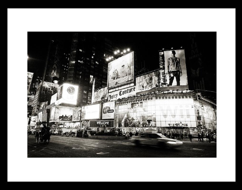 Dies sind zwei Drucke, die miteinander kombiniert werden können. Landschaftsbilder von New York City mit Kunstfotografien vom Times Square und dem famosen Sitz der Zeitschrift New Yorker. Gerahmt - Details siehe unten. Der Preis gilt für beide