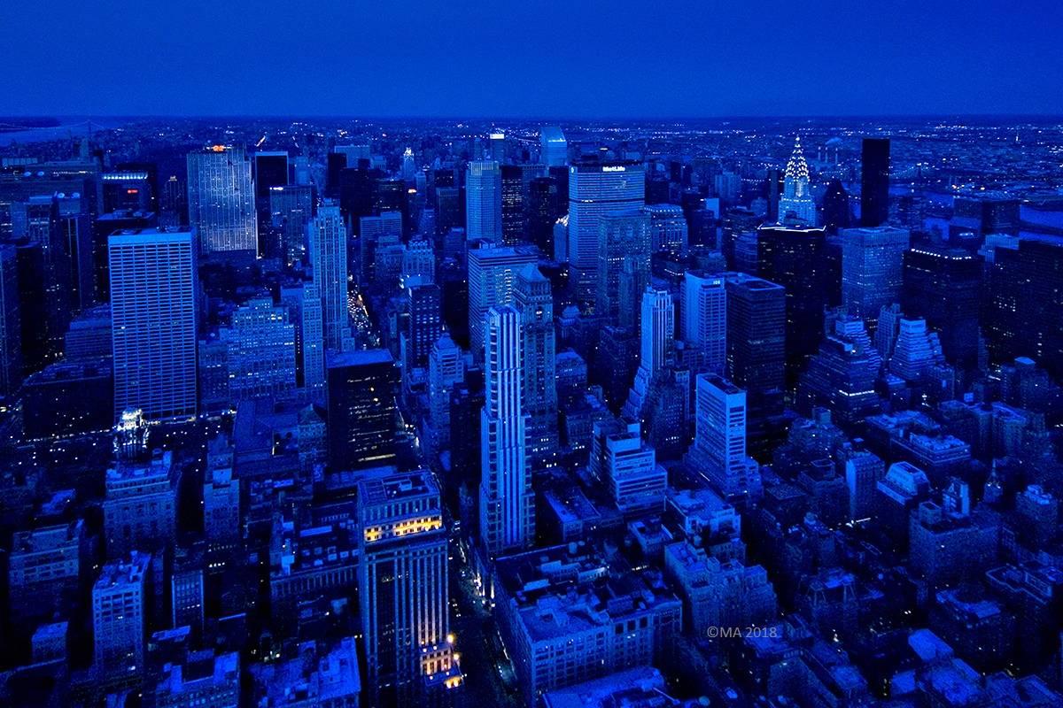 Alejandro Cerutti Color Photograph – 20x30" Rhapsody in Blau, New York City, Rückwand montiert