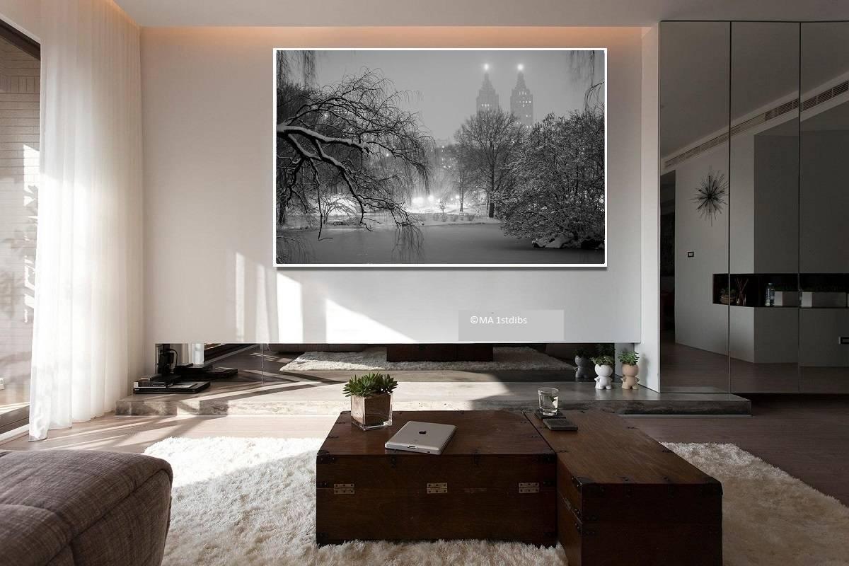 Photo en noir et blanc de la ville de New York - New Yorker 30x45 po. Verre acrylique monté sur pied - Gris Black and White Photograph par Alejandro Cerutti