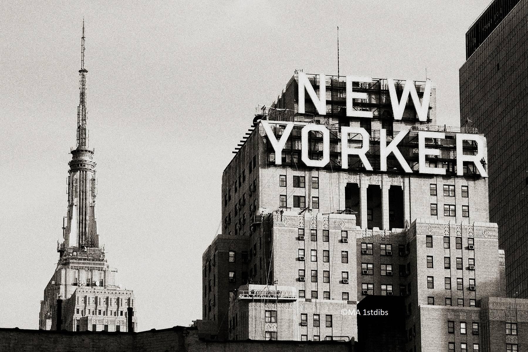 Photo en noir et blanc de la ville de New York - New Yorker 30x45 po. Verre acrylique monté sur pied