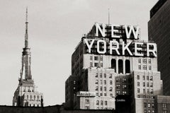 Photographie de paysage en noir et blanc de la ville de New York - New Yorker - 24x36 po. monté