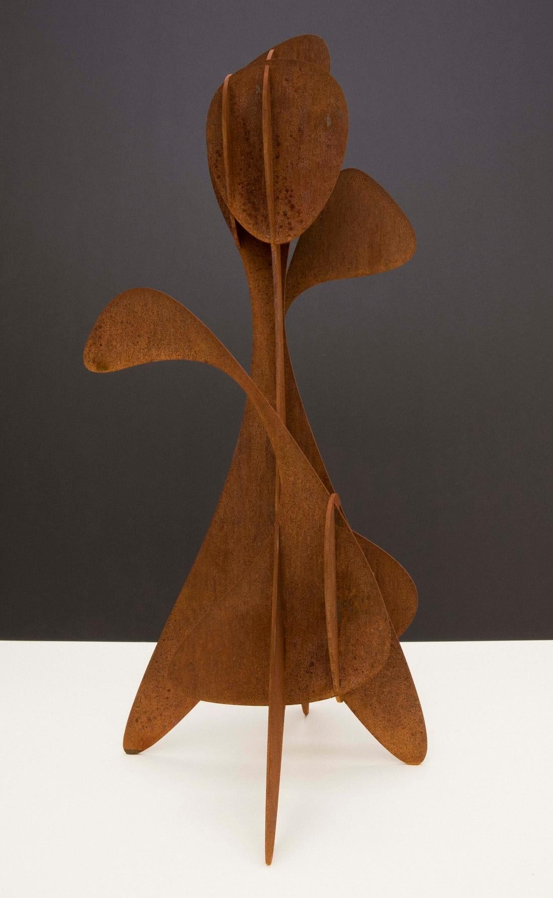 Alfil #1 von Alejandro Vega Beuvrin - Abstrakte Skulptur, verwitterter Stahl, Laser im Angebot 1