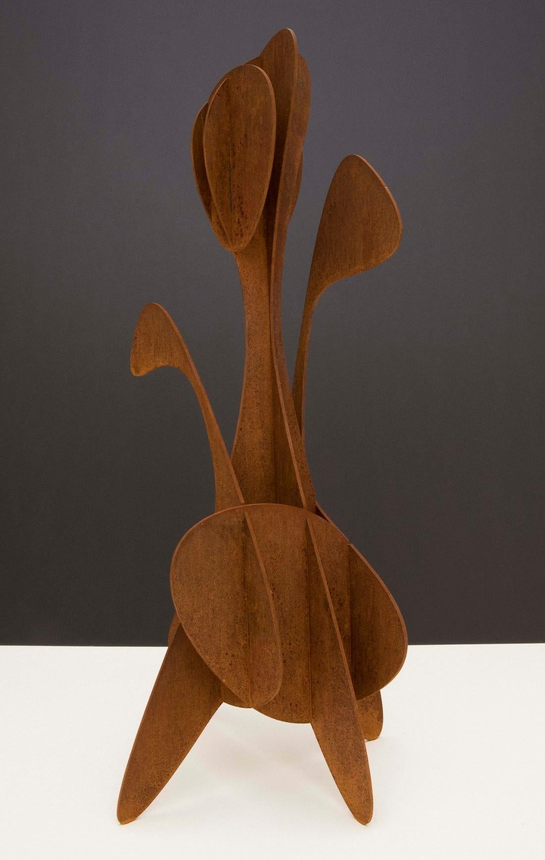 Alfil #1 von Alejandro Vega Beuvrin - Abstrakte Skulptur, verwitterter Stahl, Laser im Angebot 2