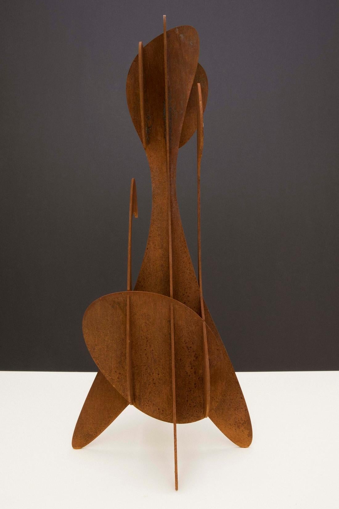 Alfil #1 von Alejandro Vega Beuvrin - Abstrakte Skulptur, verwitterter Stahl, Laser im Angebot 3