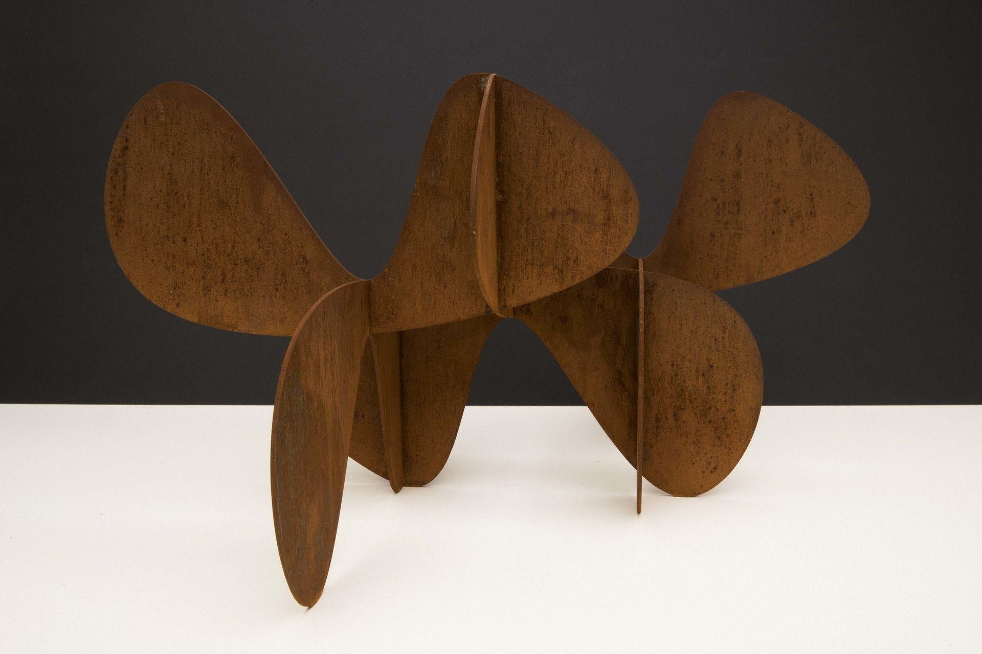 Barricada #1 ac S by Alejandro Vega Beuvrin - Sculpture en acier patiné, Brown en vente 1