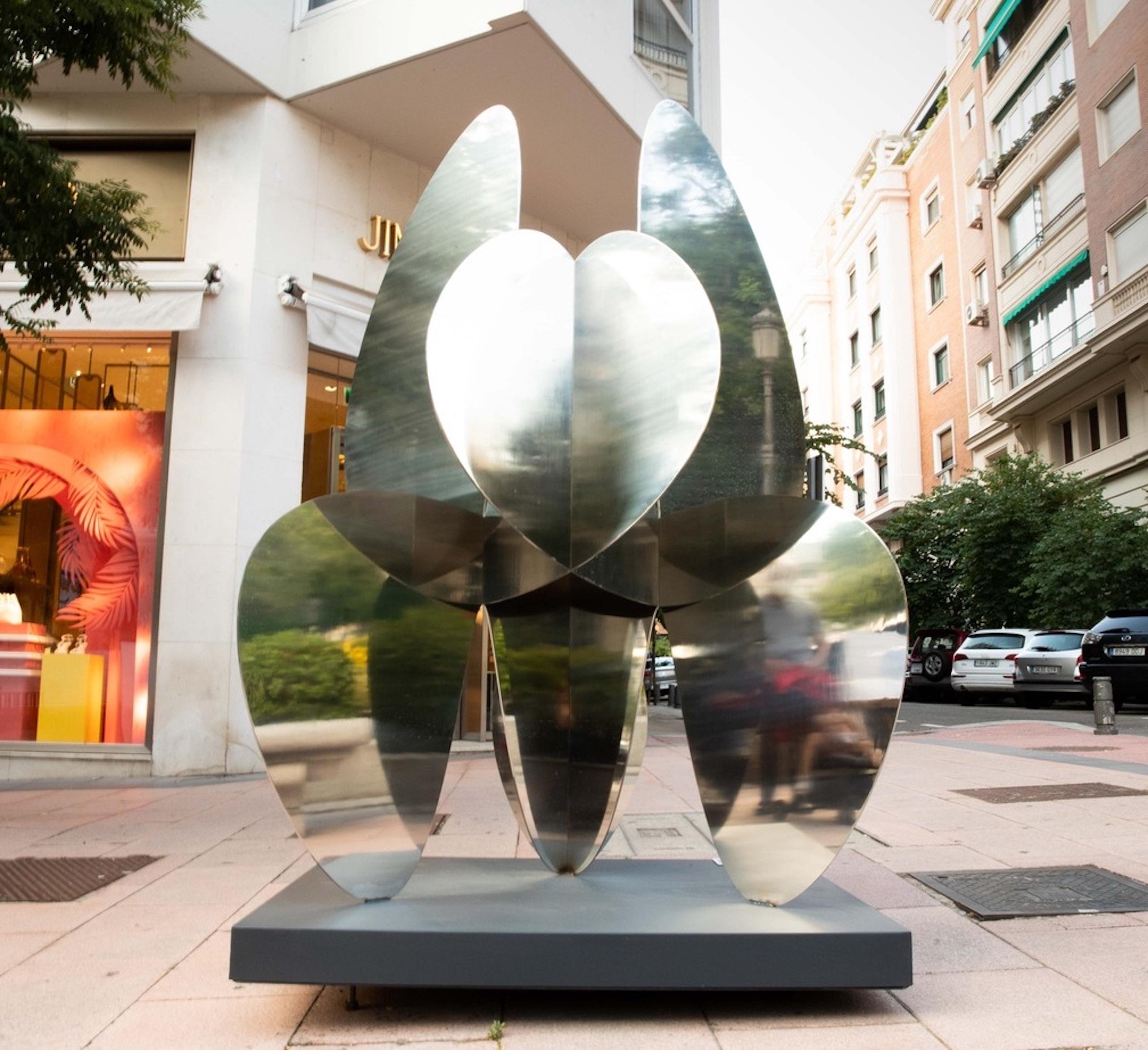 Barricada #17 aip L200 è una scultura in acciaio inossidabile dell'artista contemporaneo Alejandro Vega Beuvrin; le dimensioni sono 200 × 133 × 95 cm (78,7 × 52,4 × 37,4 in). 
La scultura è firmata e numerata, fa parte di un'edizione limitata di 5