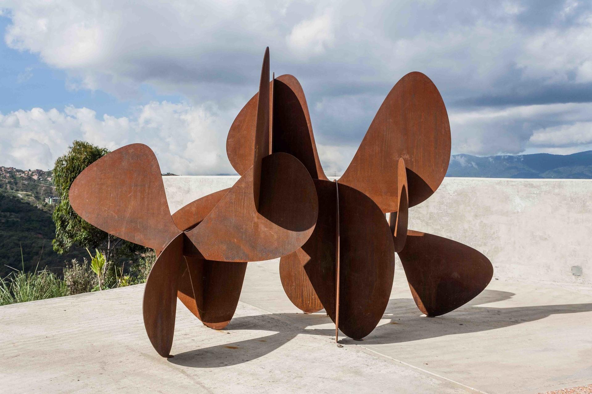 Barricada #2 AC L235 de Alejandro Vega Beuvrin - Gran escultura abstracta, acero en venta 2