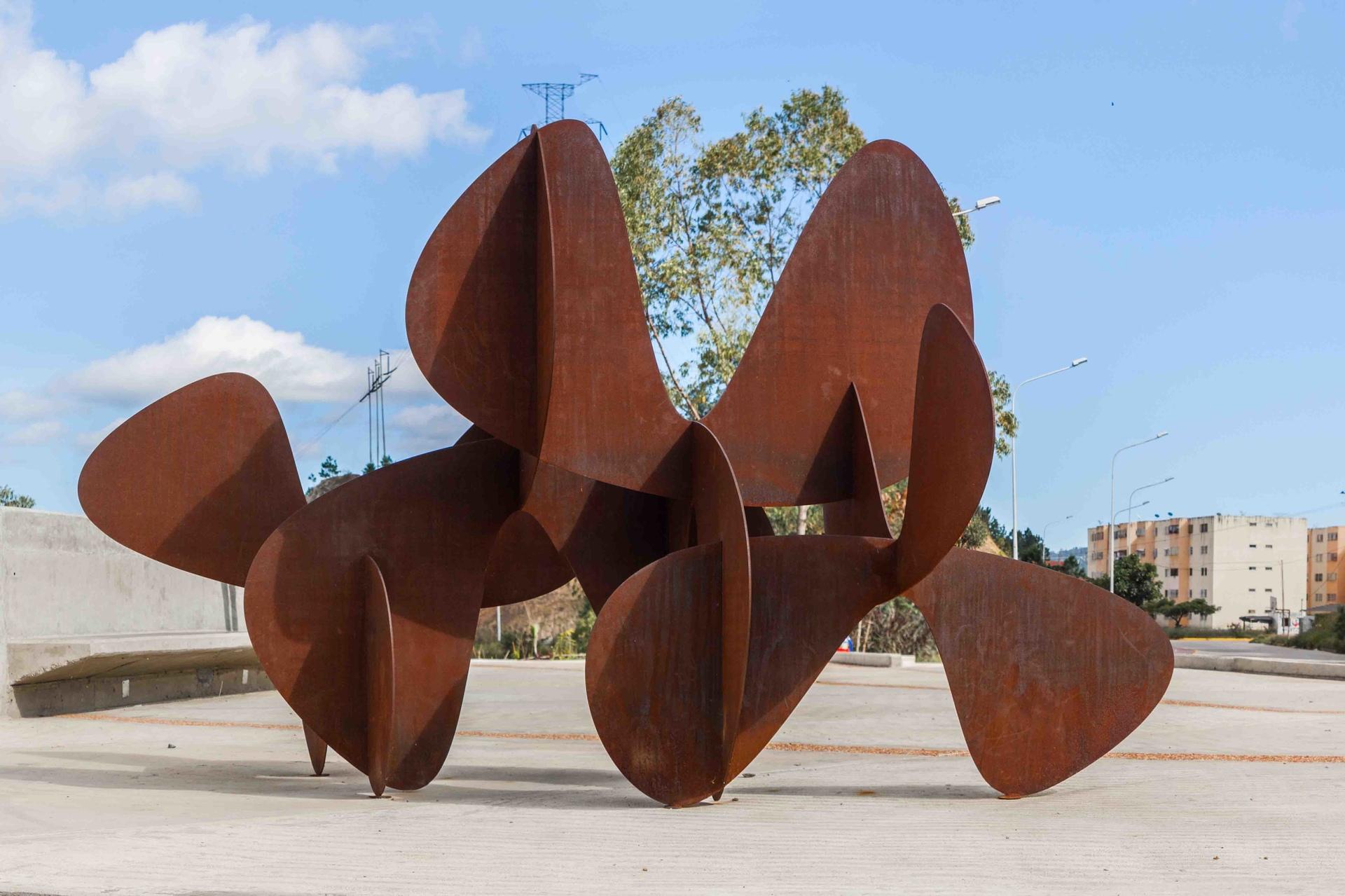 Barricada #2 AC L235 de Alejandro Vega Beuvrin - Gran escultura abstracta, acero en venta 3