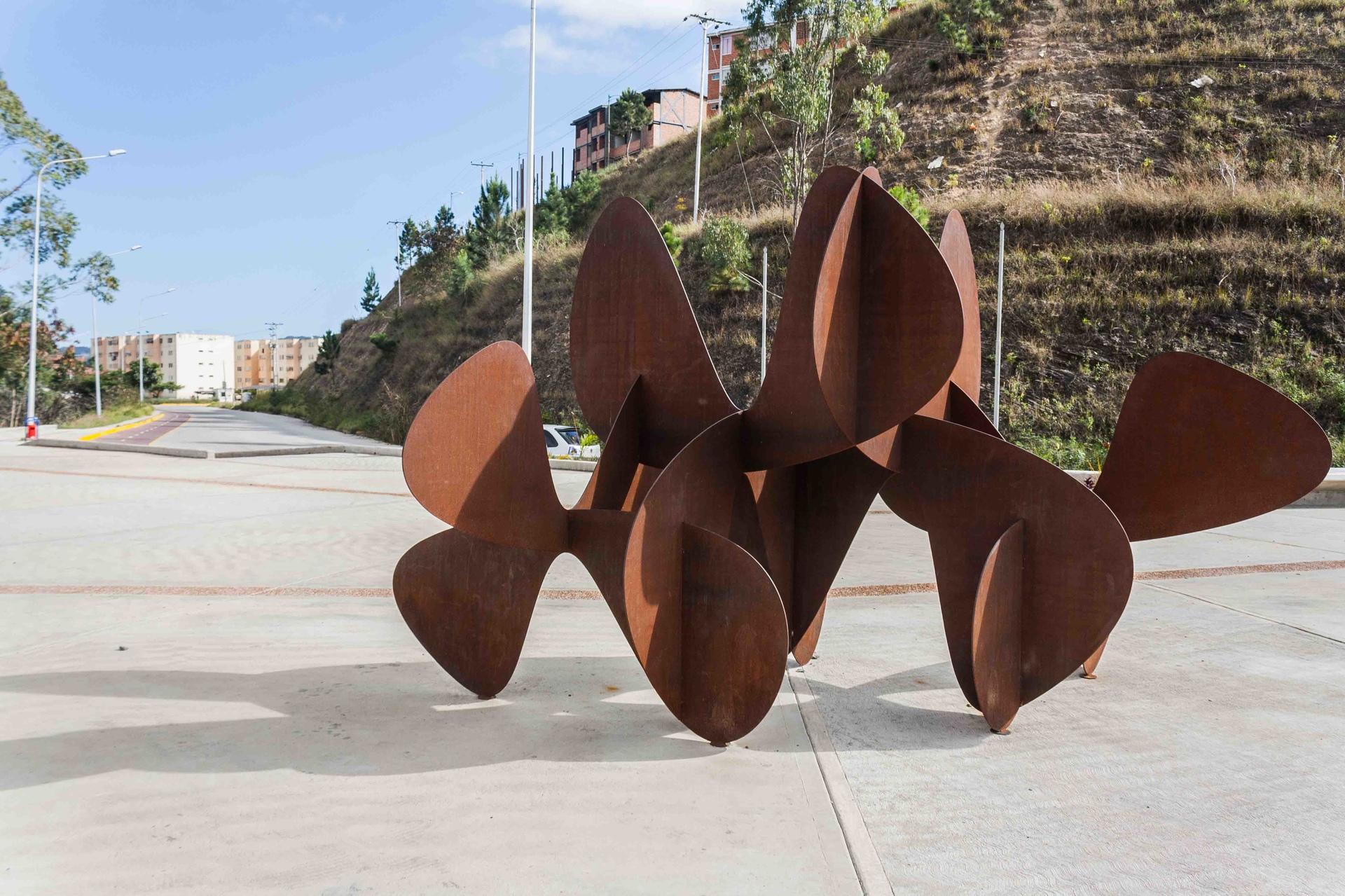 Barricada #2 AC L235 de Alejandro Vega Beuvrin - Gran escultura abstracta, acero en venta 4