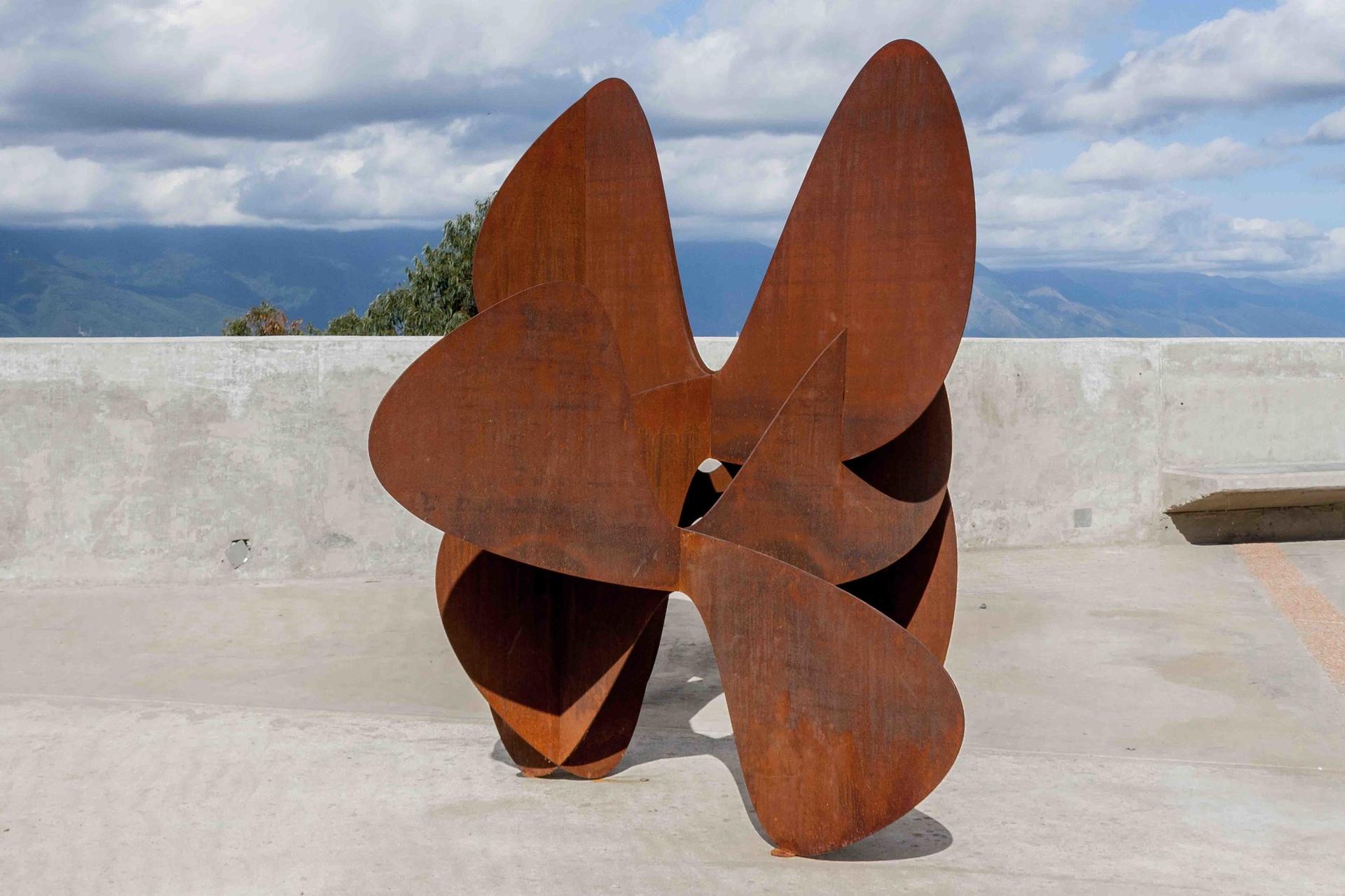 Barricada #2 AC L235 de Alejandro Vega Beuvrin - Gran escultura abstracta, acero en venta 6