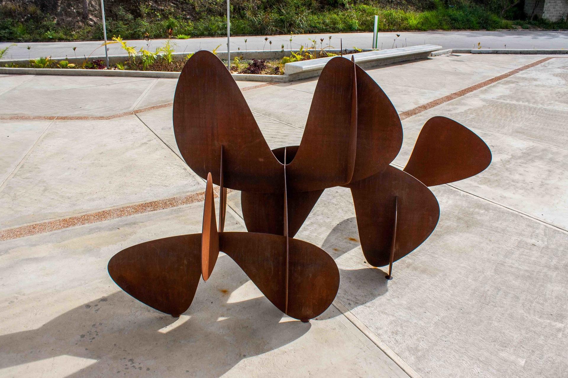 Barricada #2 AC L235 de Alejandro Vega Beuvrin - Gran escultura abstracta, acero en venta 7