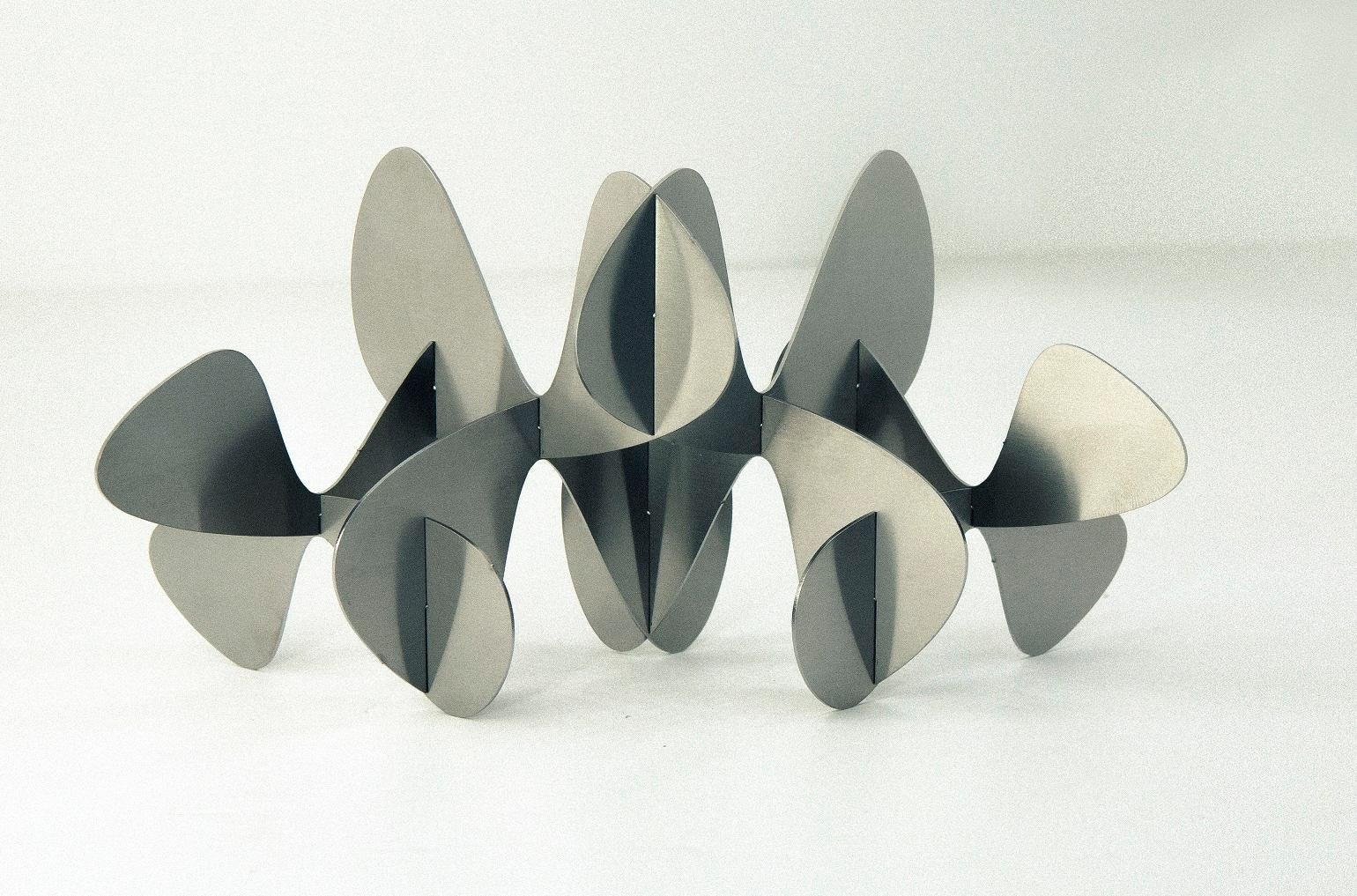 Barricada n°2 ai S d'Alejandro Vega Beuvrin - Sculpture en acier inoxydable en vente 3