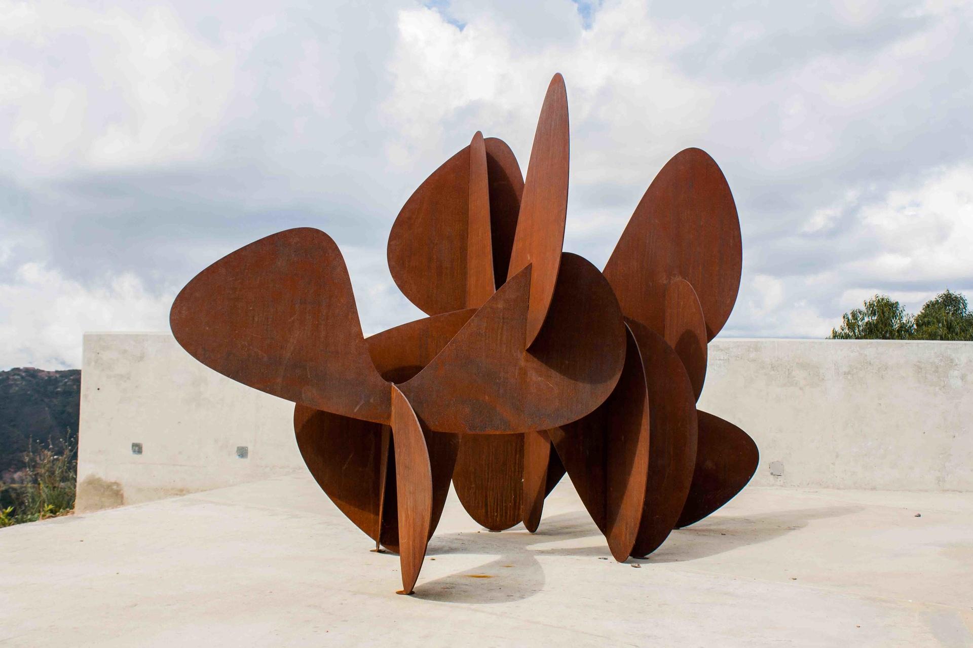 Barricada n° 2 L d'Alejandro Vega Beuvrin - Grande sculpture abstraite en vente 2