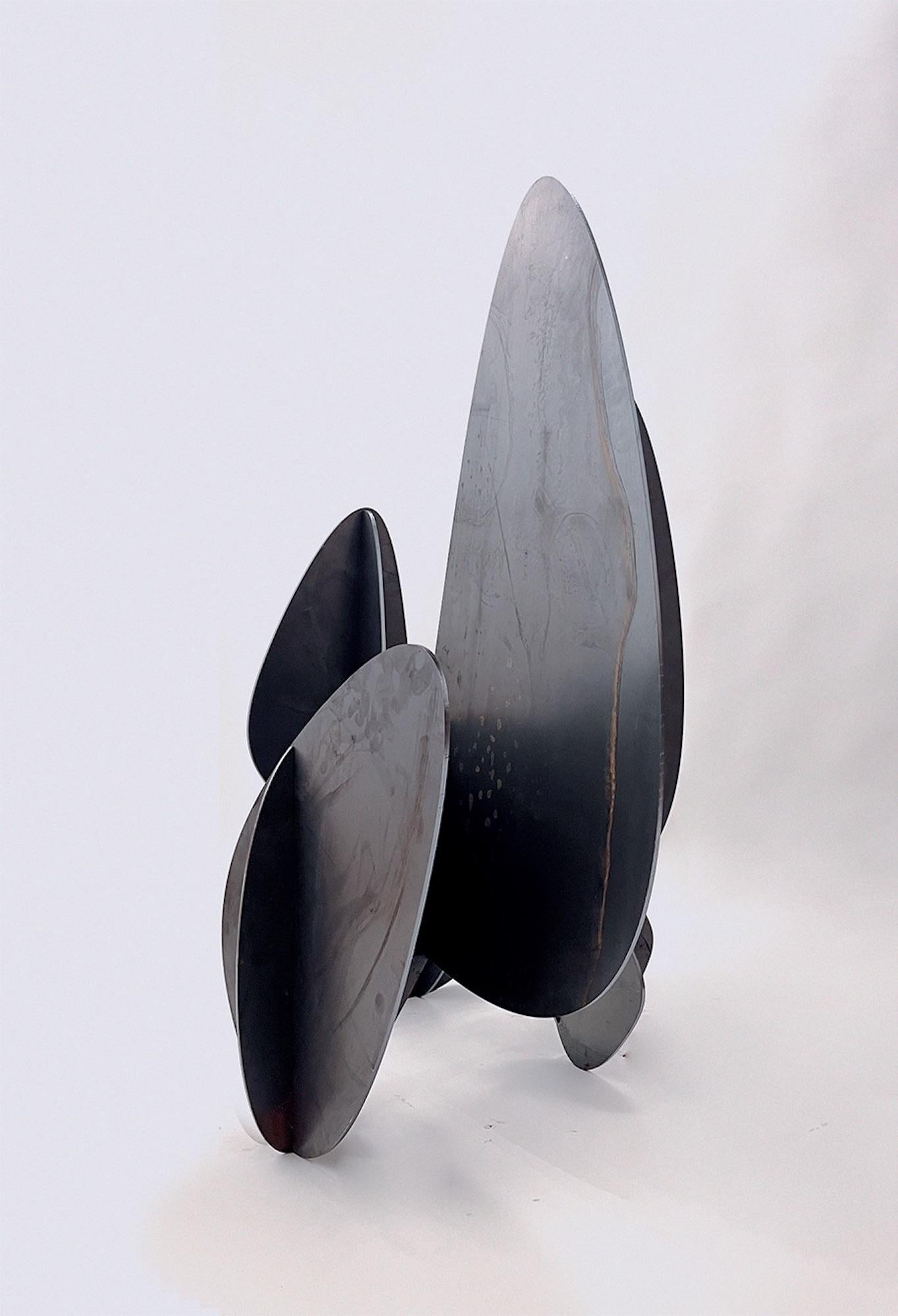 Barricada #23 ac M115 de A. Vega Beuvrin - Escultura abstracta, acero, orgánica - Abstract Sculpture Gris de Alejandro Vega Beuvrin