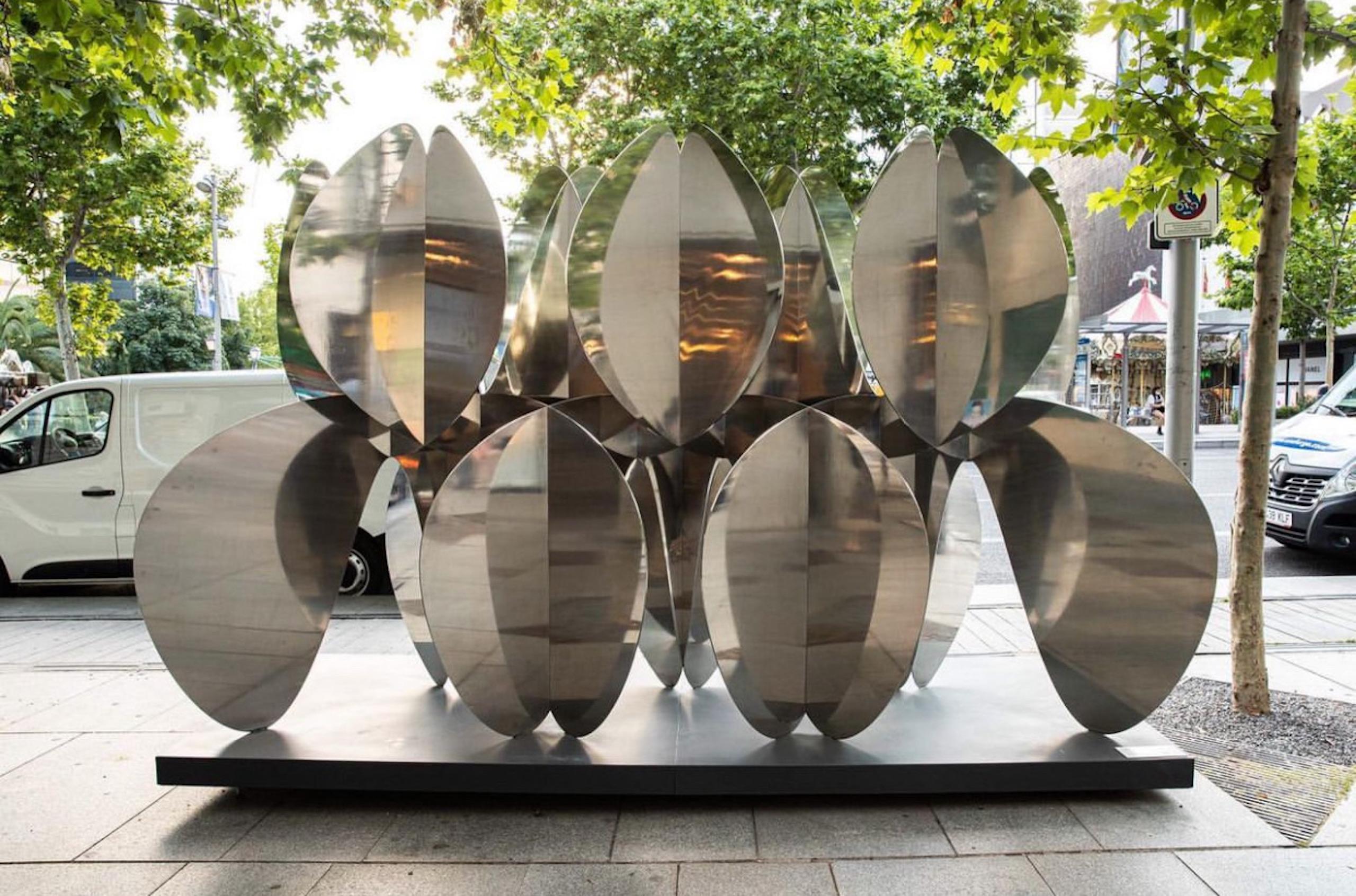 Barricada #4 aip L220 is a stainless steel sculpture by contemporary artist Alejandro Vega Beuvrin, dimensions are 220 × 349 × 131 cm (86.6 × 137.4 × 51.6 in). 
The sculpture is signed and numbered, it is part of a limited edition of 5 editions + 3