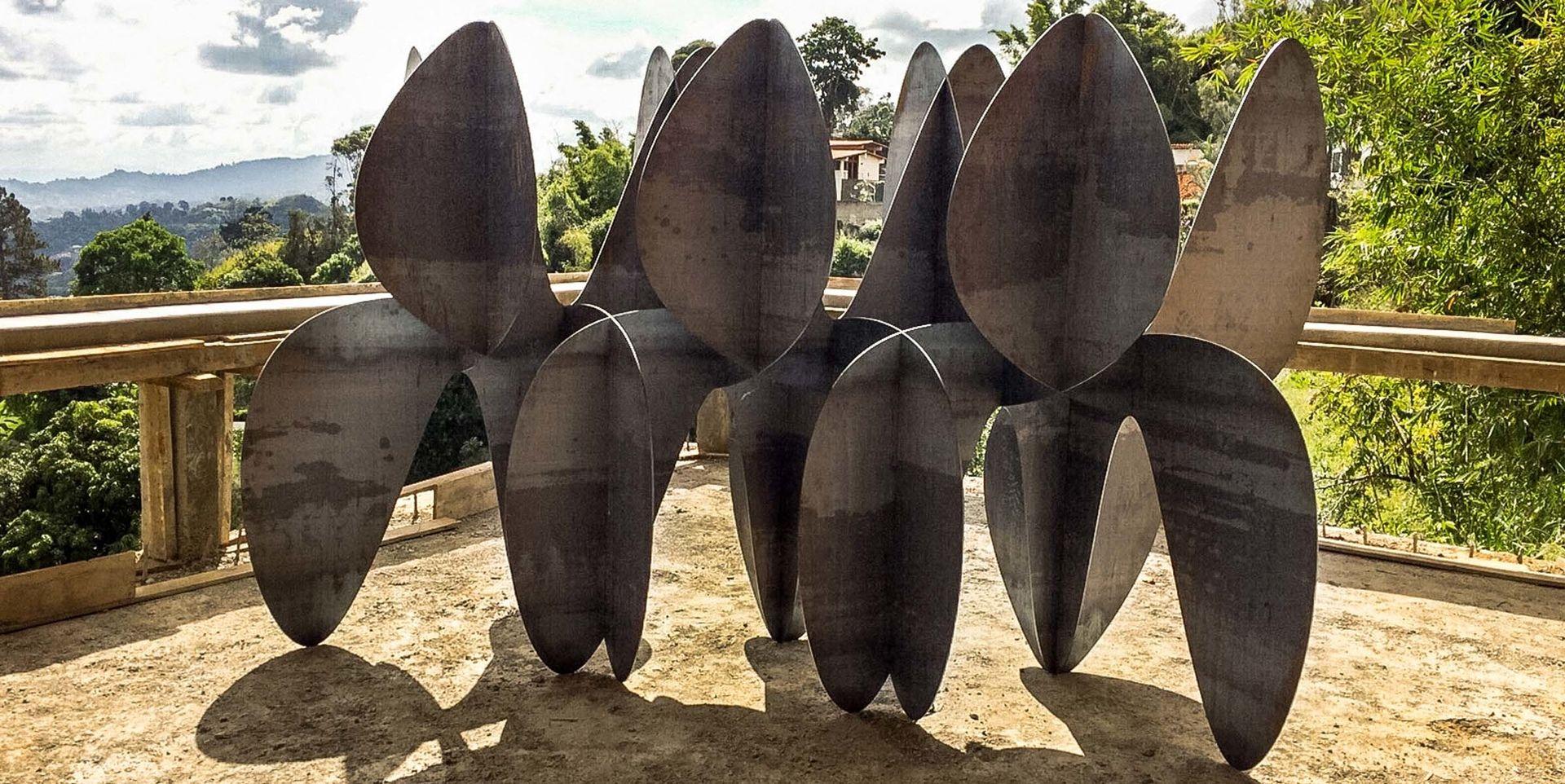 Barricada #4 L est une sculpture en acier de l'artiste contemporain Alejandro Vega Beuvrin, dont les dimensions sont de 200 × 238 × 97 cm (78.7 × 93.7 × 38.2 in). La sculpture est signée et numérotée, elle fait partie d'une édition limitée à 5
