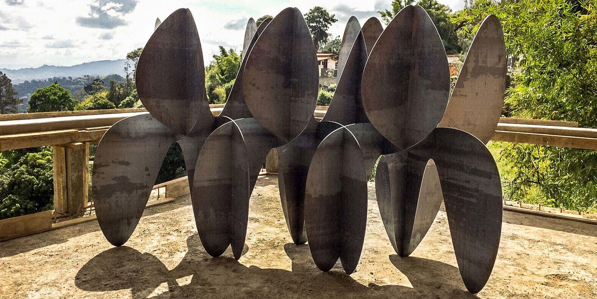 Barricada #4 L by Alejandro Vega Beuvrin - Large abstract sculpture, minimalist For Sale 1
