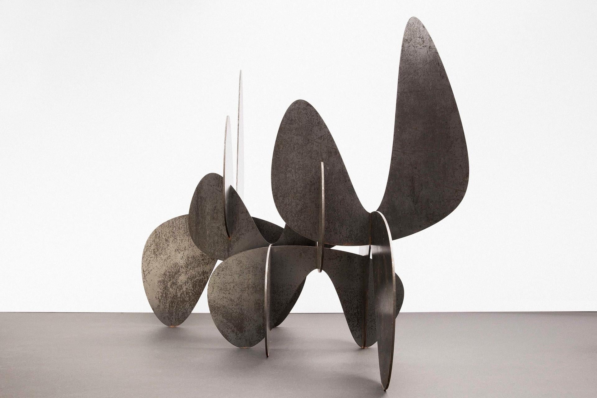 Barricada n°8 ac S d'Alejandro Vega Beuvrin - Sculpture en acier vieilli, foncée en vente 2
