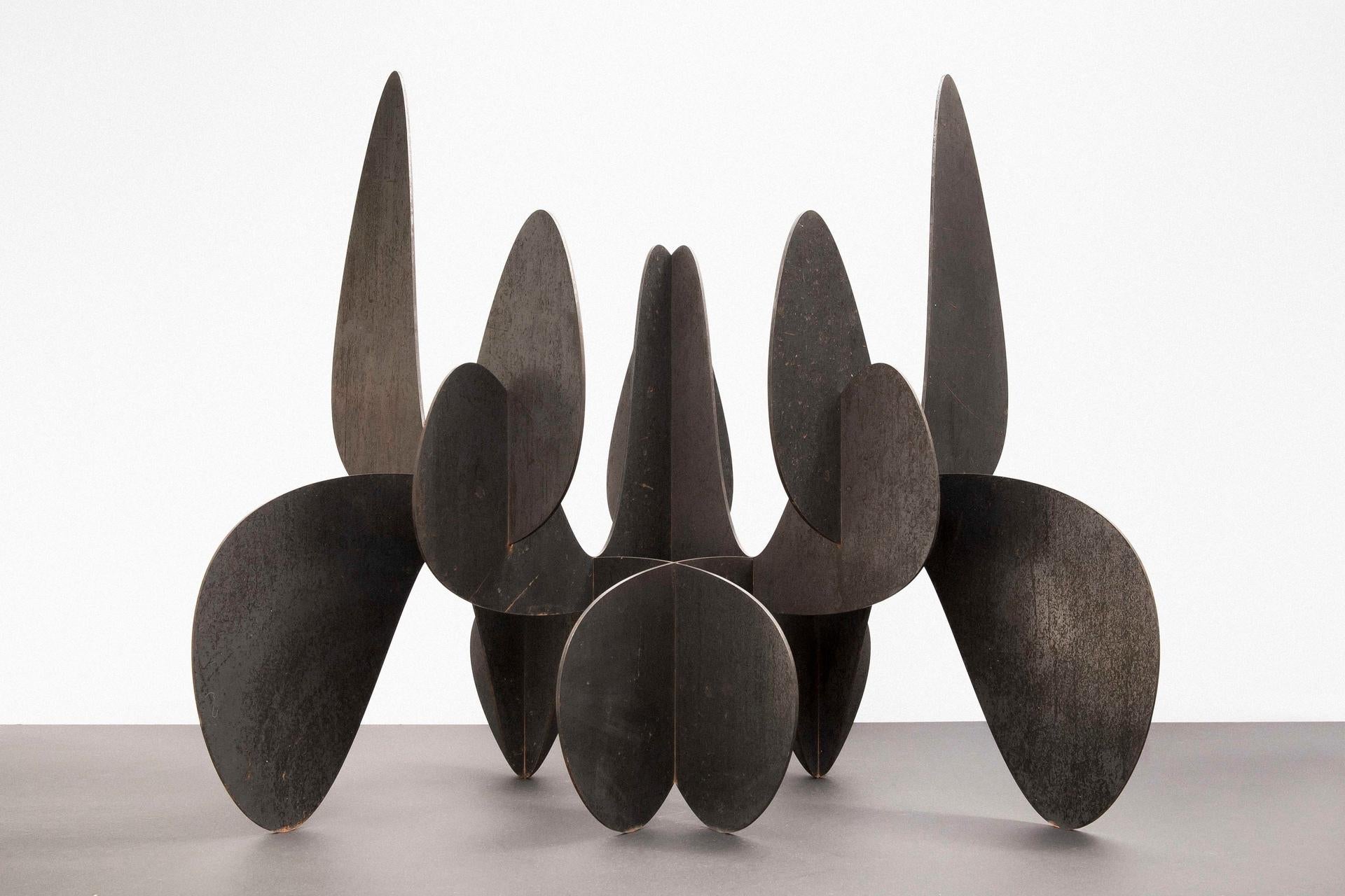 Barricada #8 ac S von Alejandro Vega Beuvrin – Verwitternde Stahlskulptur, dunkel, Barricada im Angebot 3