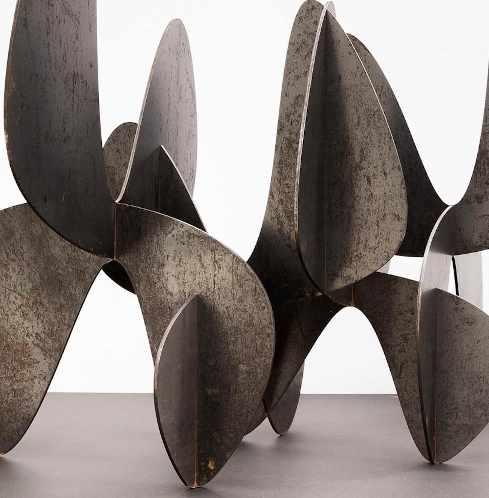 Barricada #8 ac S von Alejandro Vega Beuvrin – Verwitternde Stahlskulptur, dunkel, Barricada im Angebot 5