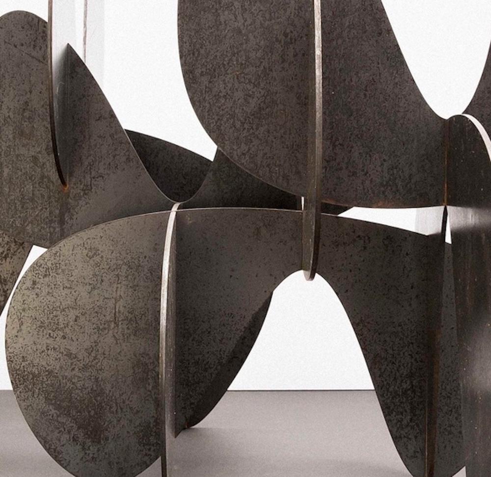 Barricada #8 ac S von Alejandro Vega Beuvrin – Verwitternde Stahlskulptur, dunkel, Barricada im Angebot 6