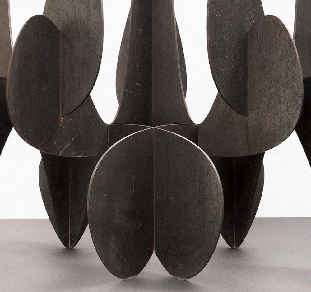 Barricada #8 ac S von Alejandro Vega Beuvrin – Verwitternde Stahlskulptur, dunkel, Barricada im Angebot 7