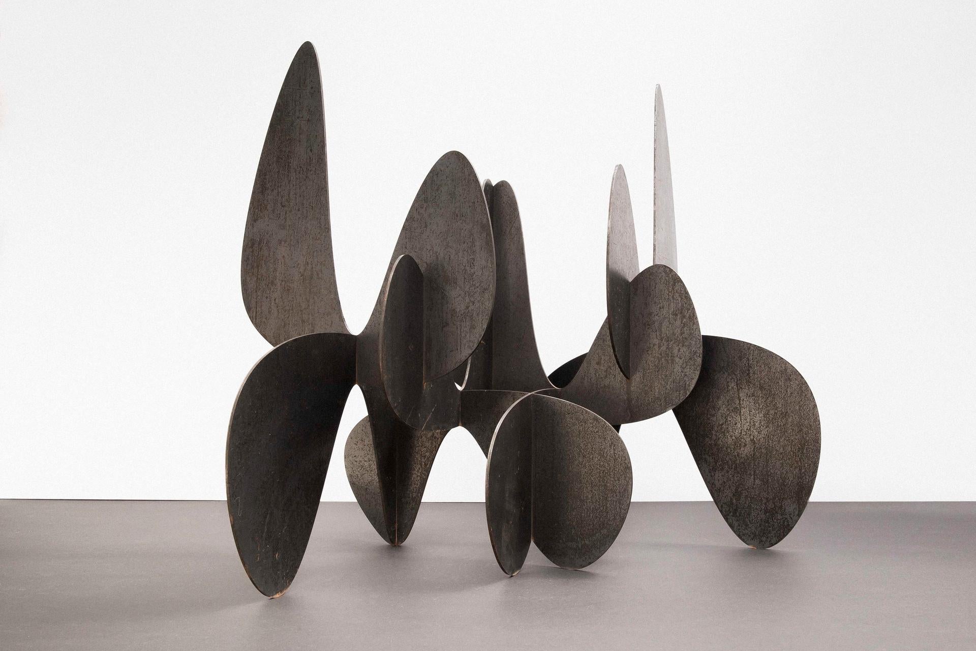 Barricada #8 ac S est une sculpture en acier patiné par les intempéries de l'artiste contemporain Alejandro Vega Beele. Ses dimensions sont de 54 × 60 × 24 cm (21,3 × 23,6 × 9,4 in). 
La sculpture est signée et numérotée, elle fait partie d'une