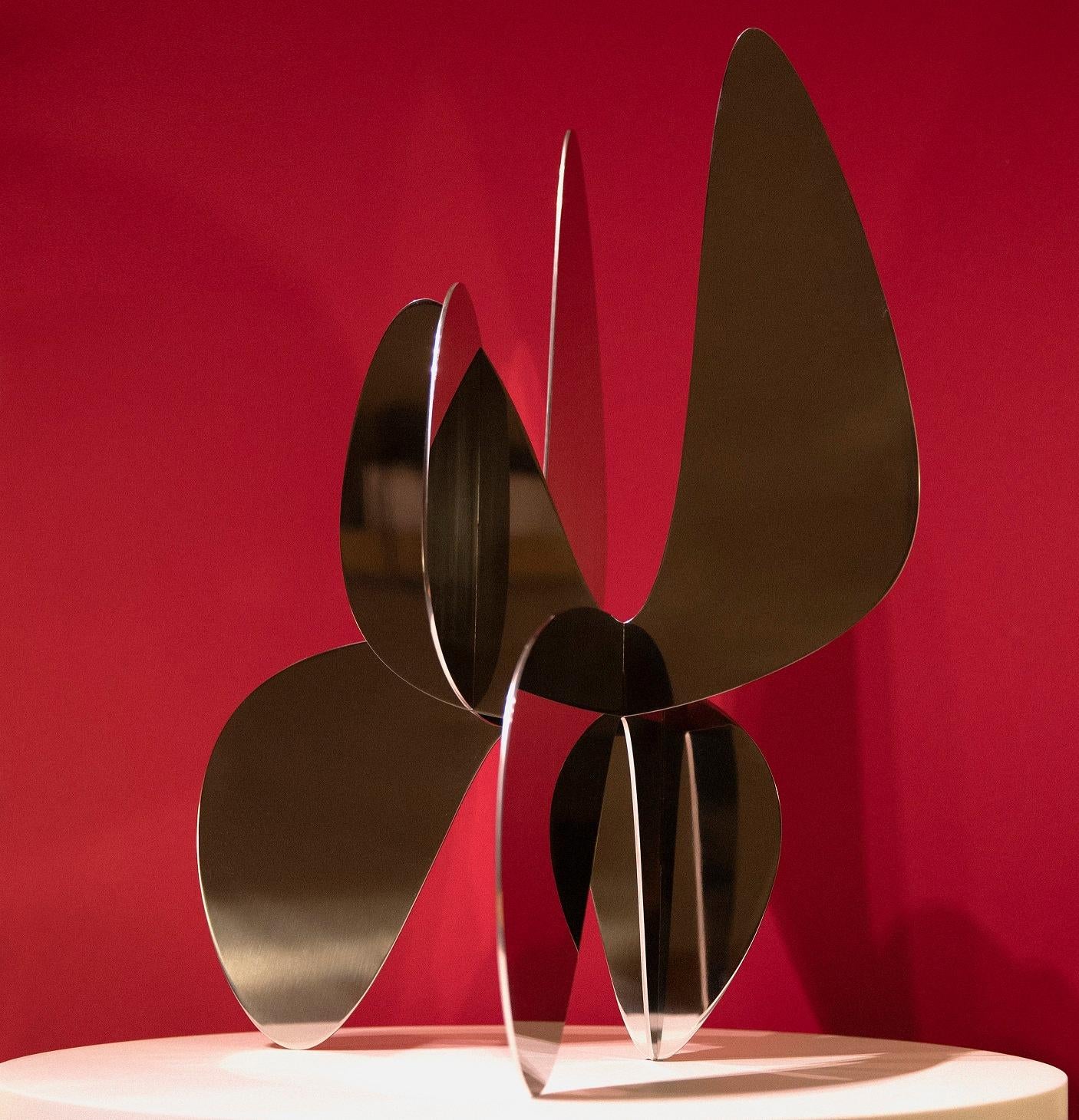 Barricada #9 aip M2 von A. Vega Beuvrin – abstrakte Skulptur aus Edelstahl (Abstrakt), Sculpture, von Alejandro Vega Beuvrin