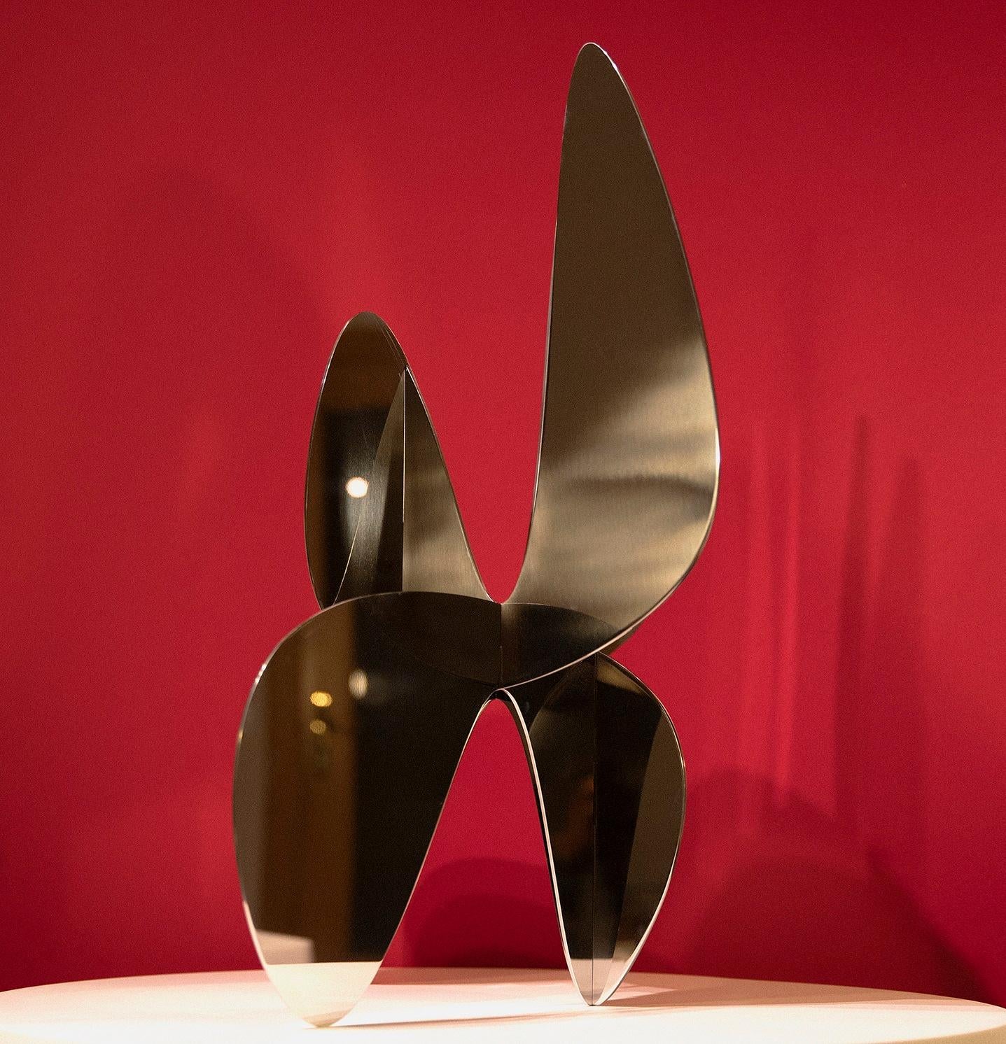 Barricada #9 aip M2 von A. Vega Beuvrin – abstrakte Skulptur aus Edelstahl (Rot), Abstract Sculpture, von Alejandro Vega Beuvrin