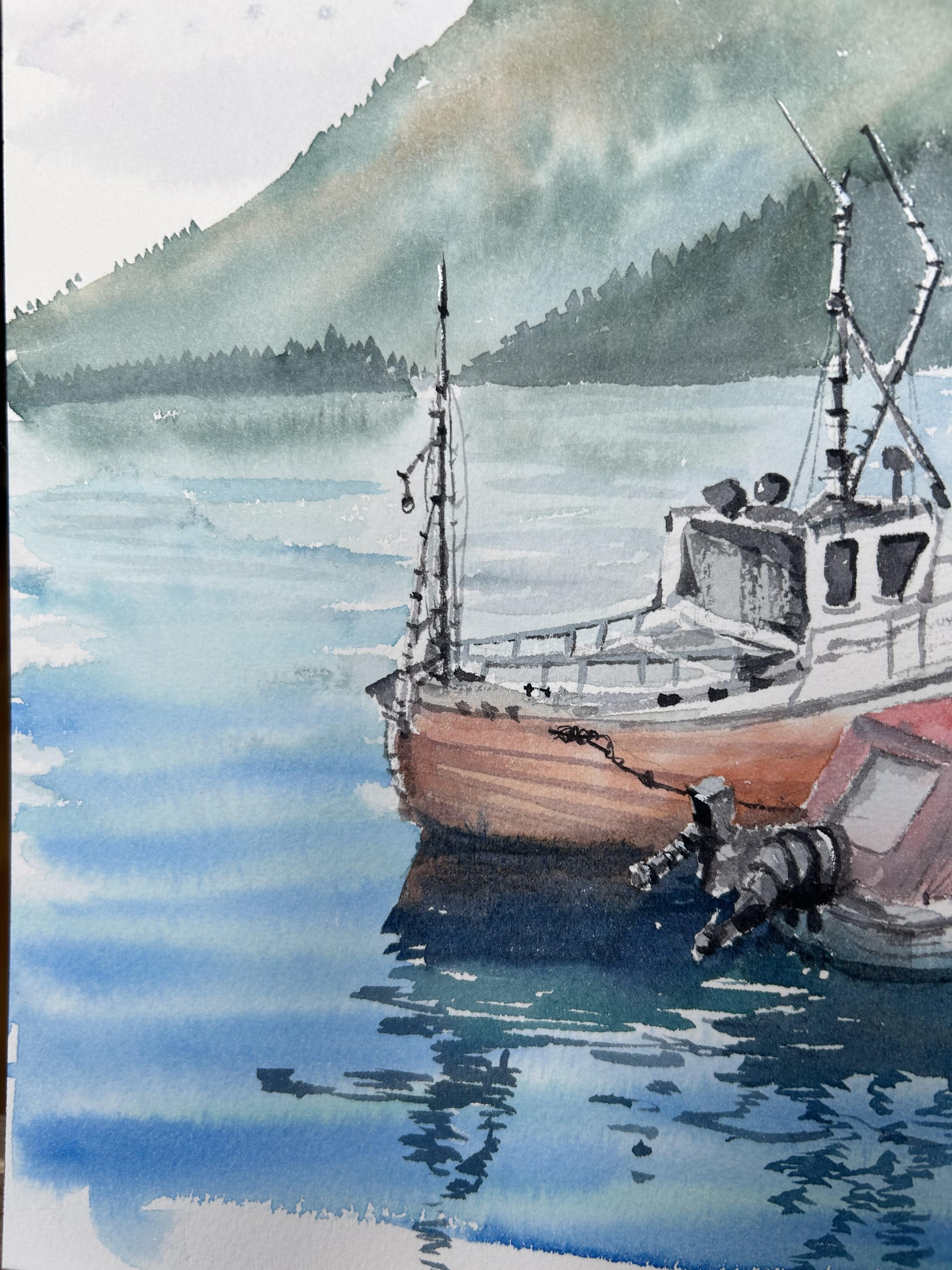 Barche Pittura di paesaggio. Paesaggio marino, montagne, verticale, verde, blu, grigio - Art di Aleksandra Strokina
