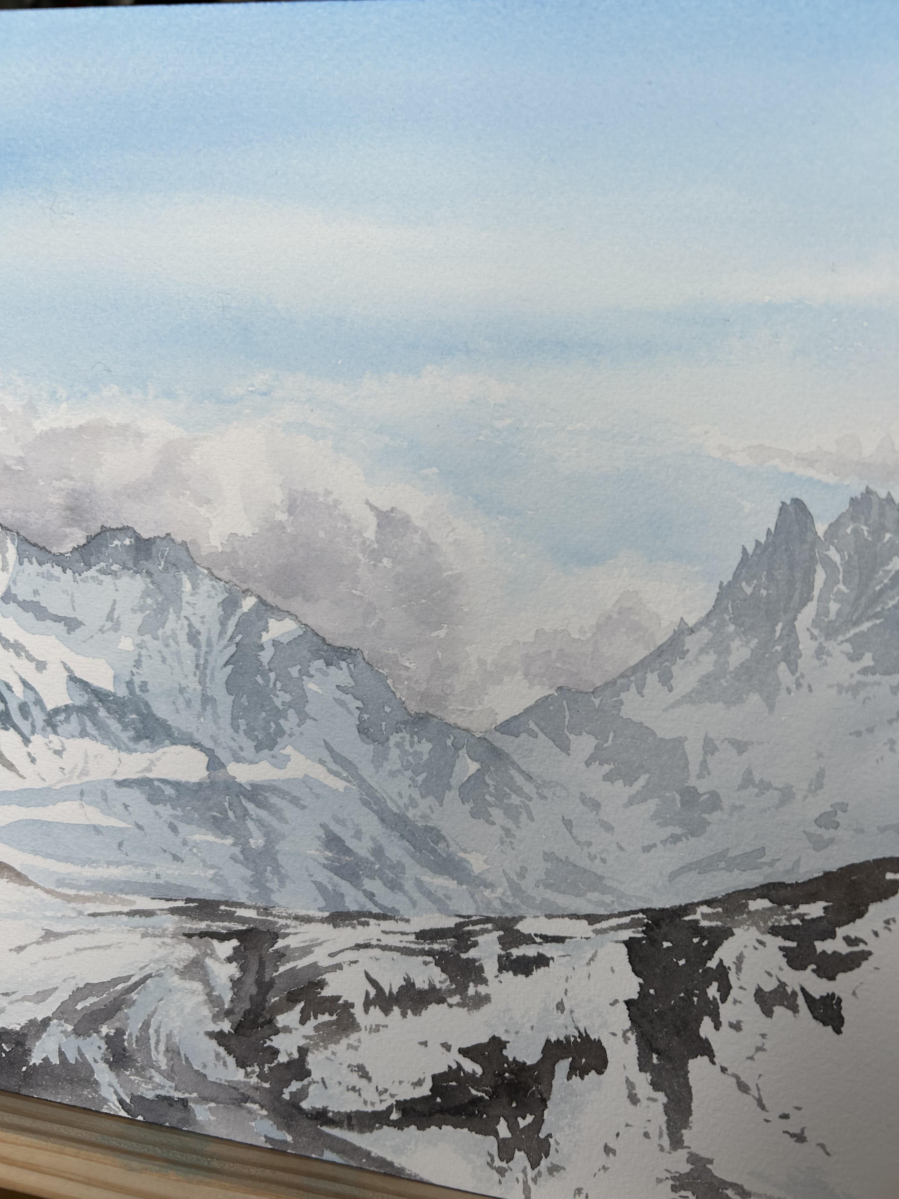 Esta acuarela de paisaje de Aleksandra Strokina muestra la belleza de un paisaje de montaña con detalles claros y sencillos. La escena muestra altos picos nevados bajo un cielo suave y tranquilo. Las montañas son el foco principal de la composición,