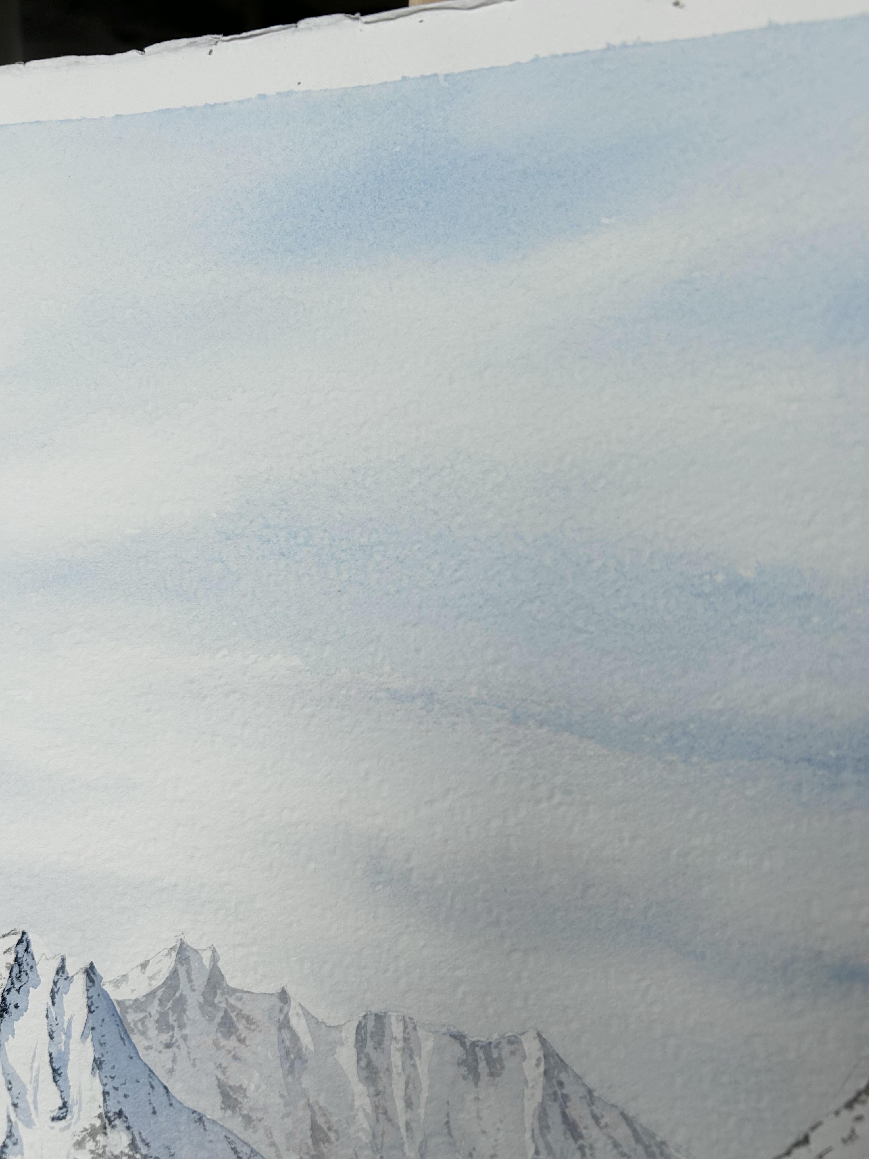 Esta acuarela presenta bellamente una cadena montañosa cubierta de nieve bajo un cielo azul suave y pálido. La composición resalta los picos y crestas irregulares, algunos definidos con nitidez y otros difuminados en el fondo, creando una
