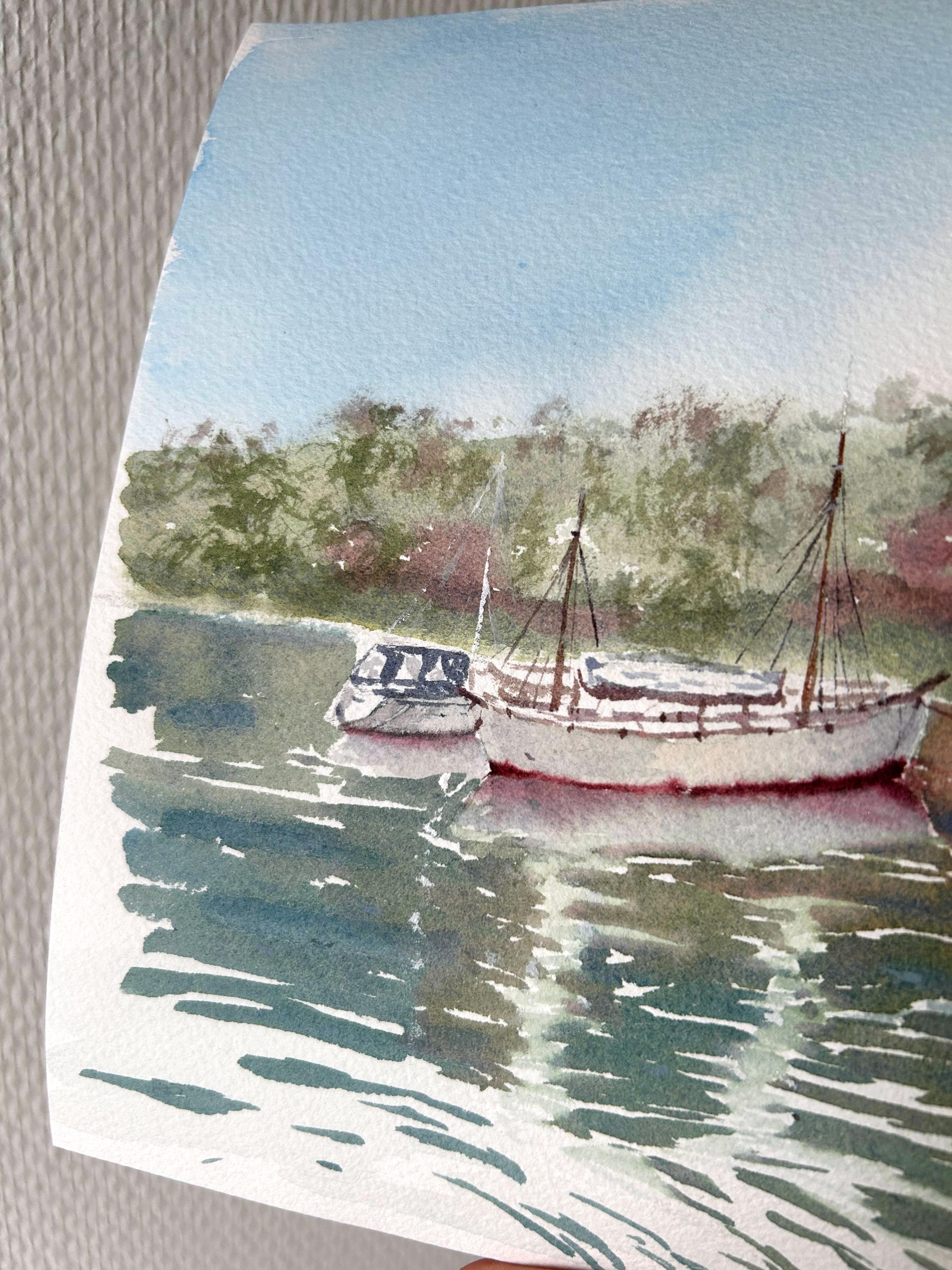 Paysage de la côte de Stavanger. Greene & Greene, bateaux, montagnes, vert, bleu - Art de Aleksandra Strokina