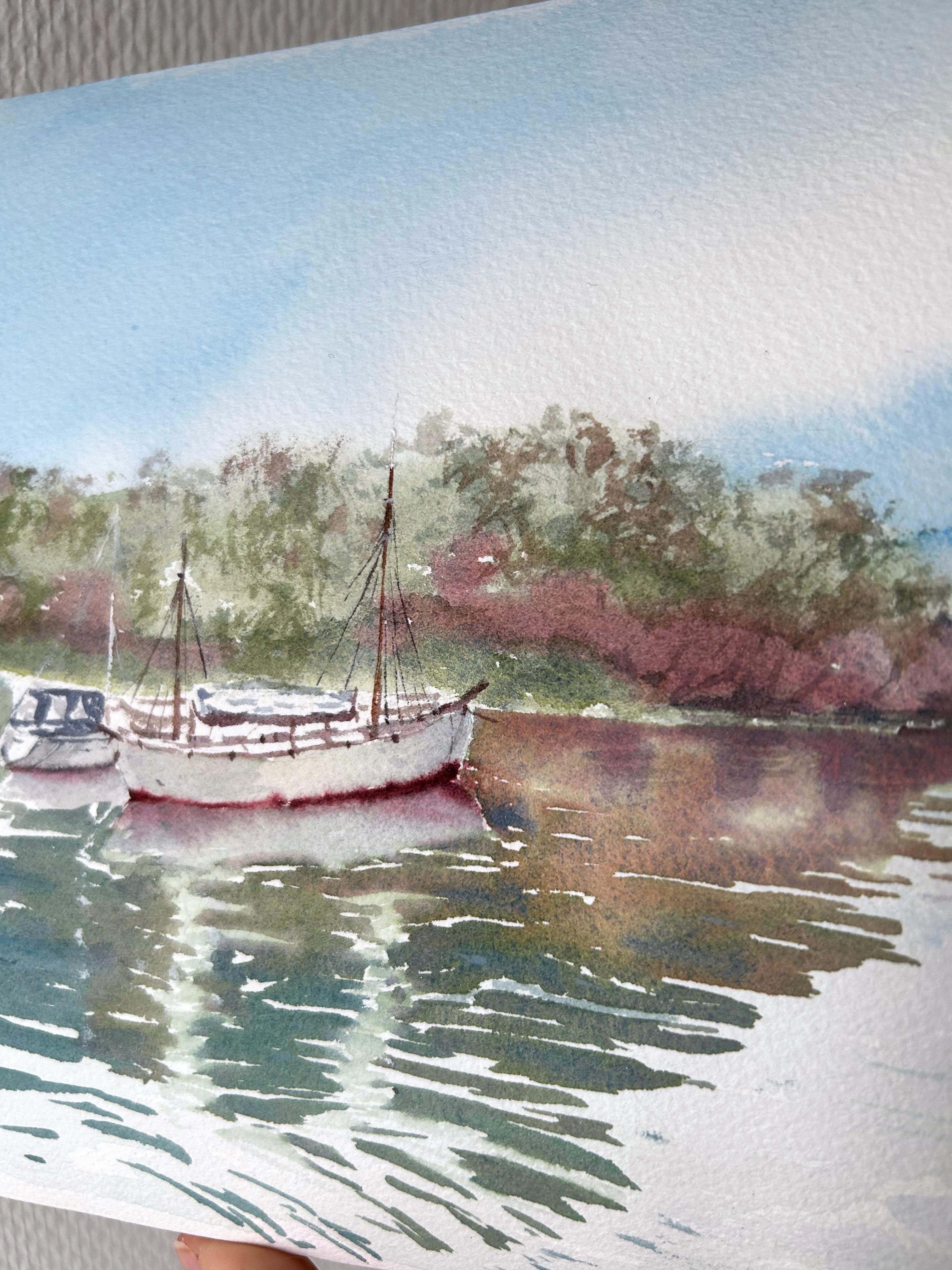 Paysage de la côte de Stavanger. Greene & Greene, bateaux, montagnes, vert, bleu - Réalisme Art par Aleksandra Strokina