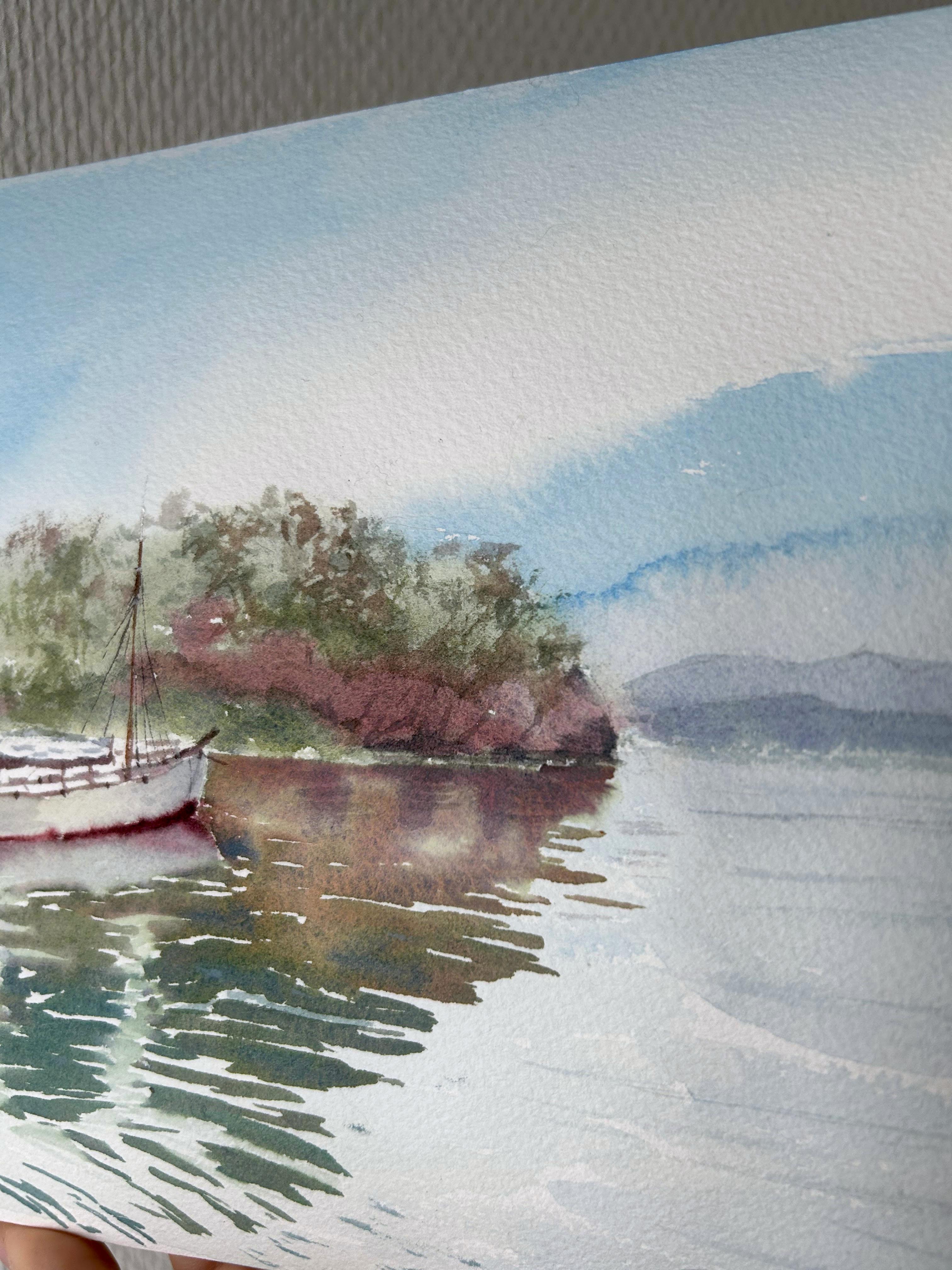 Paysage de la côte de Stavanger. Greene & Greene, bateaux, montagnes, vert, bleu - Bleu Landscape Art par Aleksandra Strokina