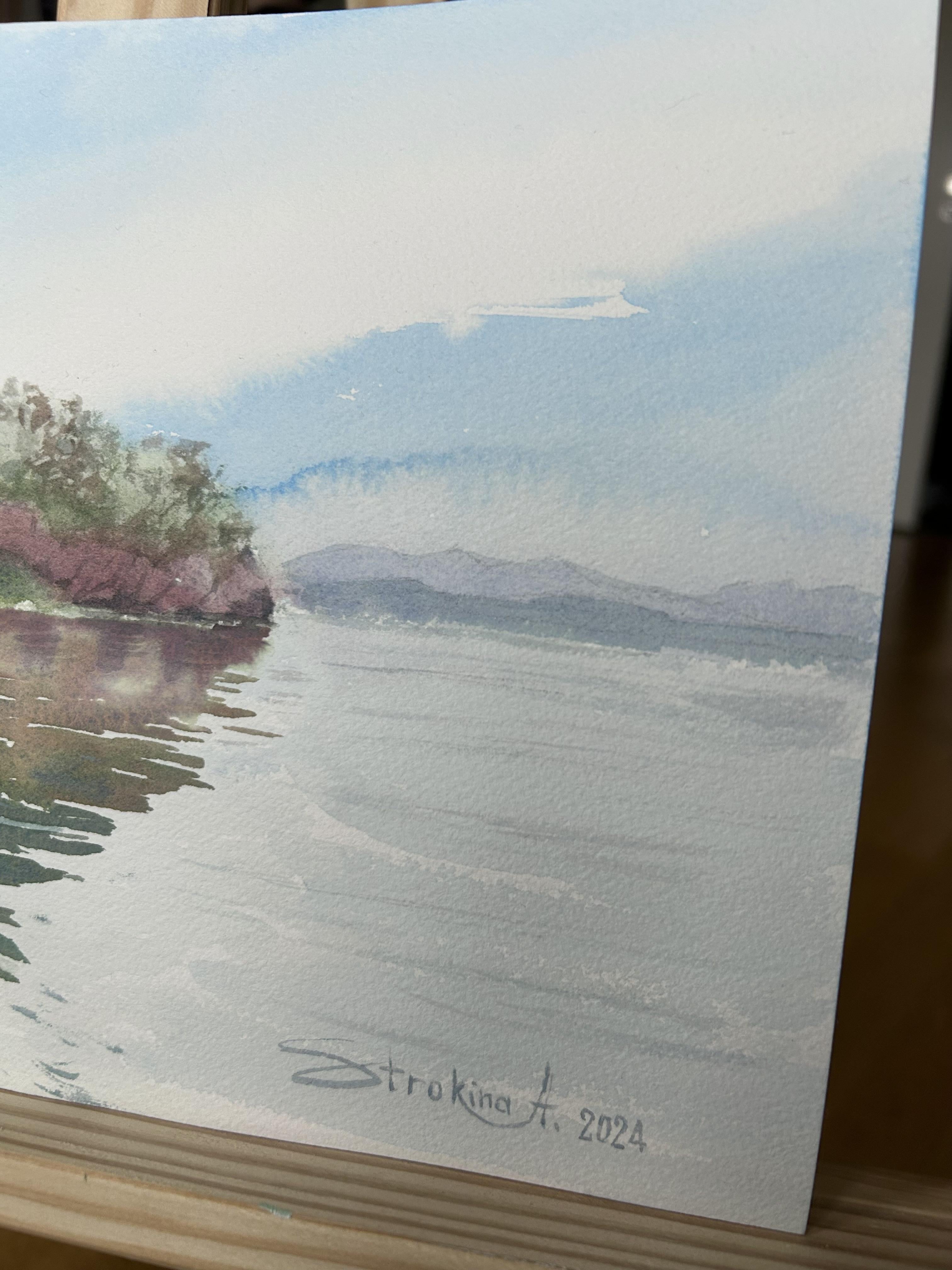 L'aquarelle de la côte de Stavanger présente un paysage calme et magnifique. Les bateaux reposent tranquillement sur l'eau. En arrière-plan, les montagnes s'élèvent doucement, se fondant dans le ciel bleu clair, créant ainsi un sentiment de paix et