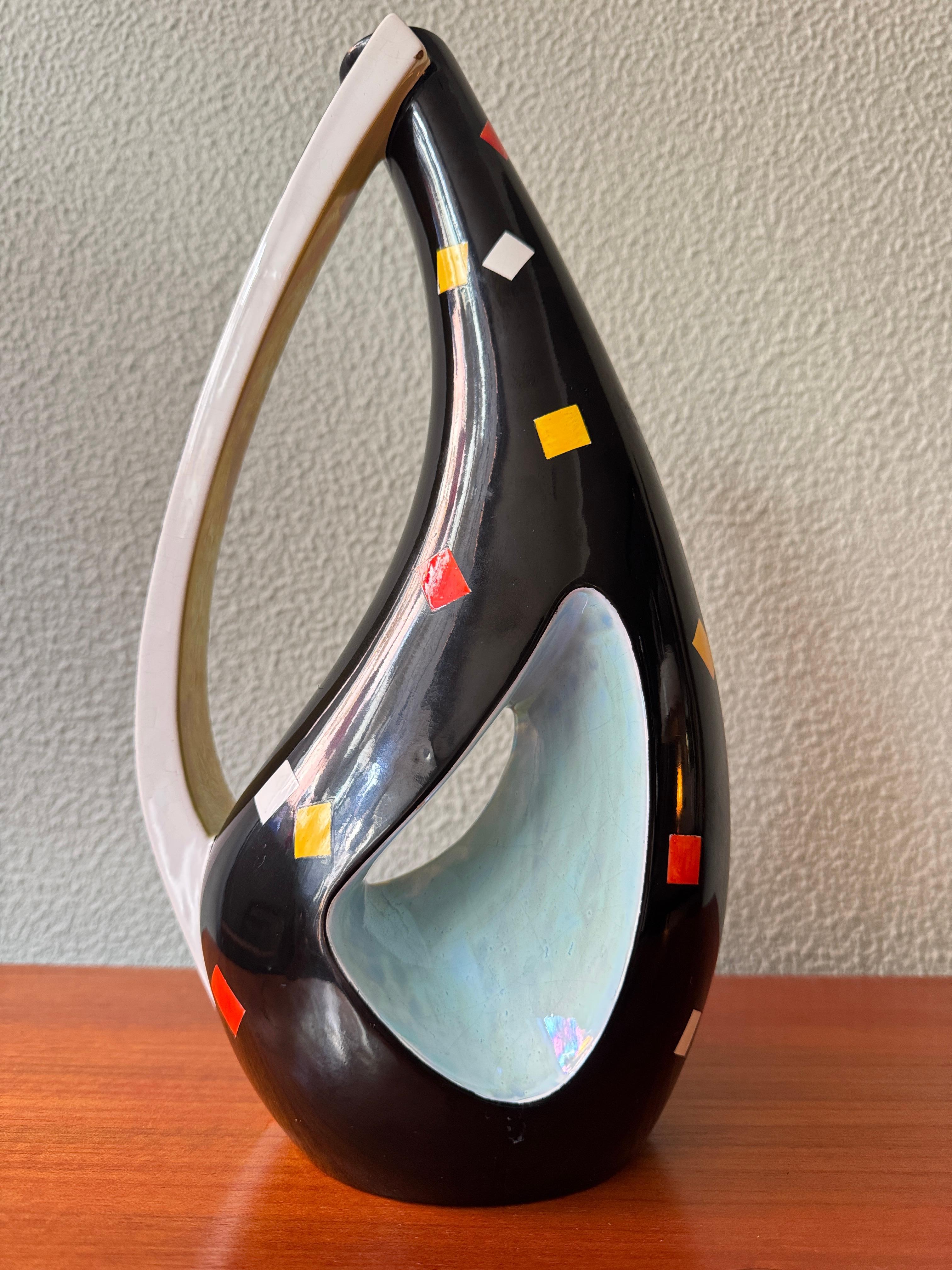 Aleluia Portugiesisch Midcentury Schwarz Keramik Biomorphic Vase Gelb-Blau Innenraum im Angebot 5