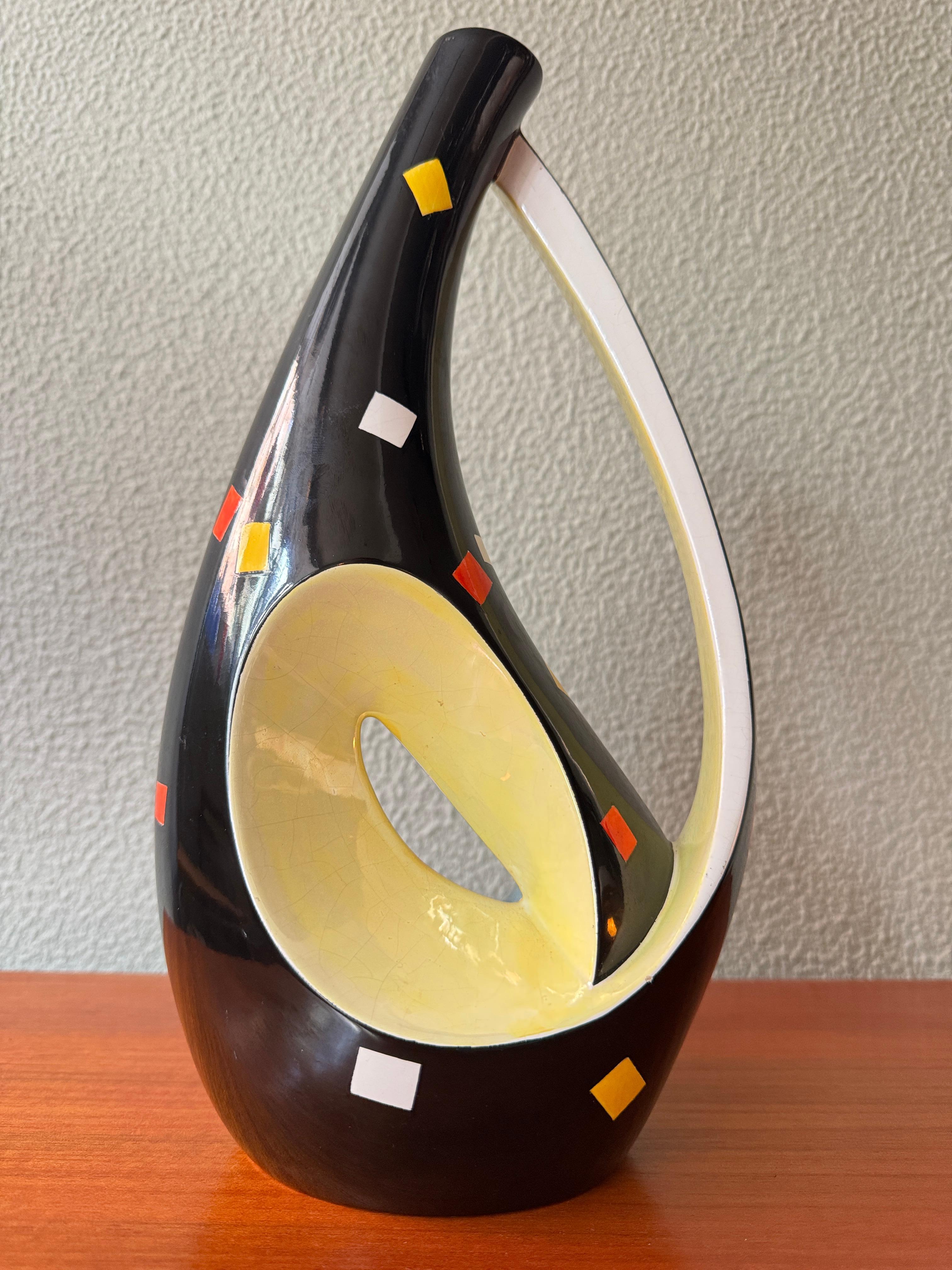 Aleluia Portugiesisch Midcentury Schwarz Keramik Biomorphic Vase Gelb-Blau Innenraum im Angebot 6