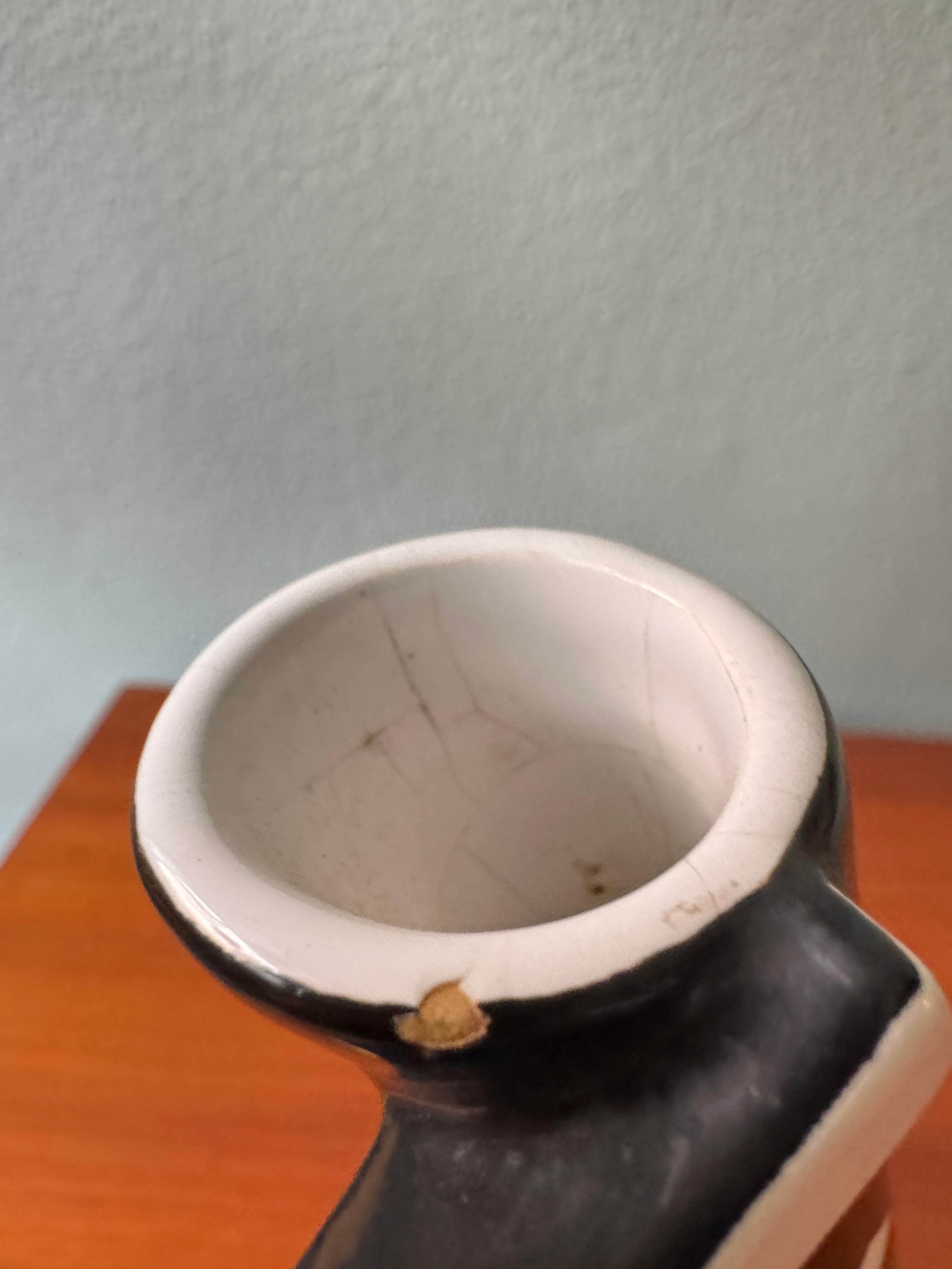 Aleluia Portugiesisch Midcentury Schwarz Keramik Biomorphic Vase Gelb-Blau Innenraum im Angebot 8