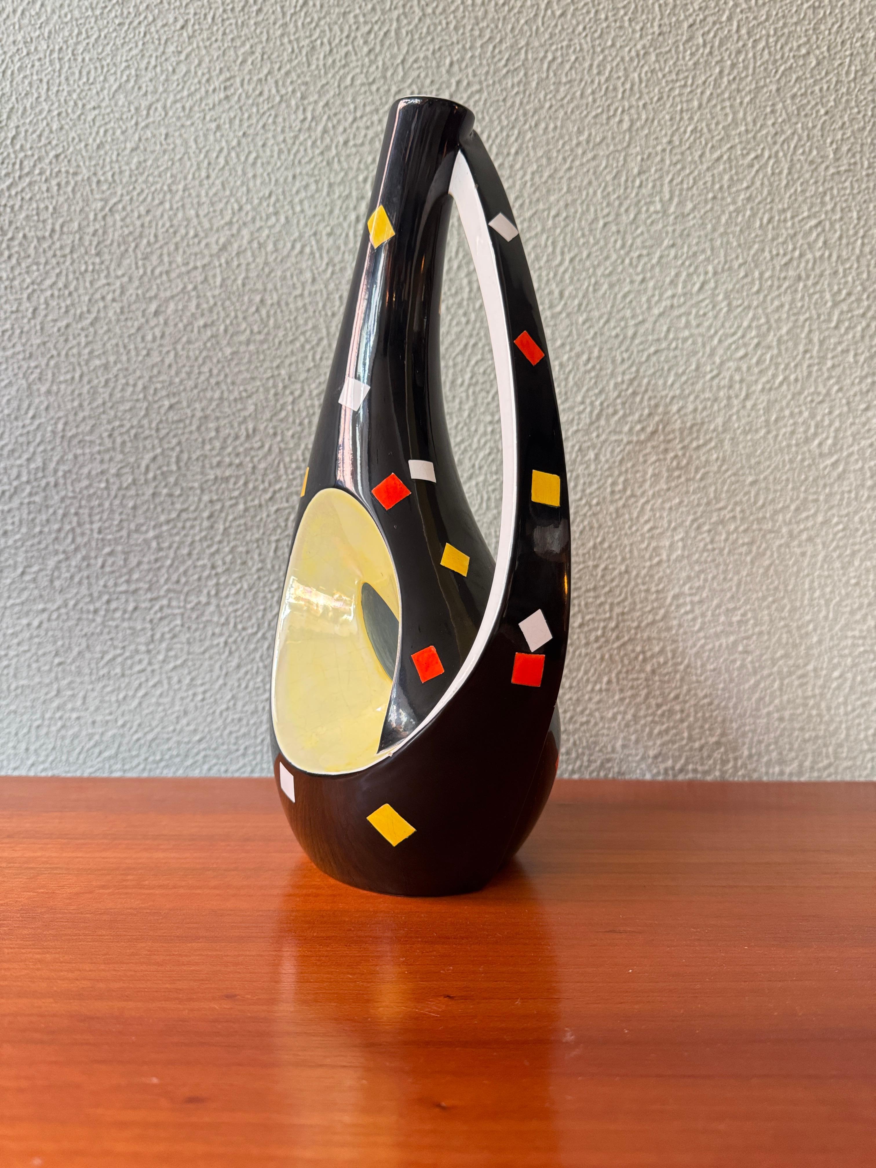 Aleluia Portugiesisch Midcentury Schwarz Keramik Biomorphic Vase Gelb-Blau Innenraum im Angebot 1